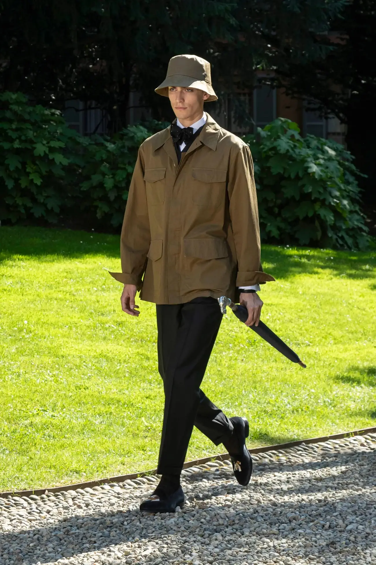 La collection Printemps 2025 de dunhill, une leçon d'élégance sartoriale britannique