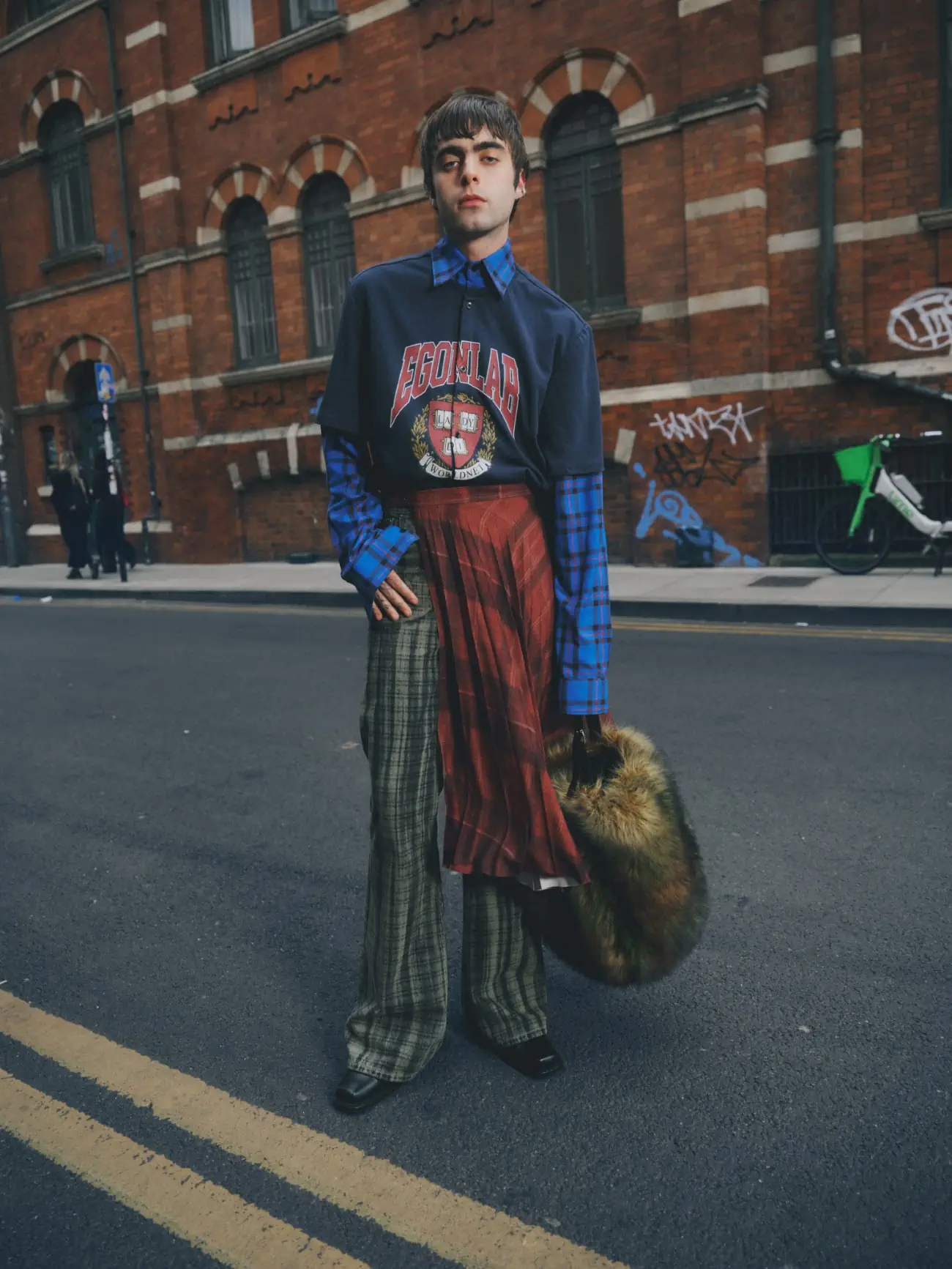 La collection Printemps 2025 d'EGONLAB, une exploration de la familiarité et de la fraîcheur inspirée de Londres