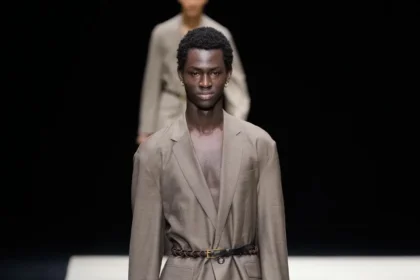 Emporio Armani Printemps 2025, une chevauchée sauvage à travers le tailoring redéfini