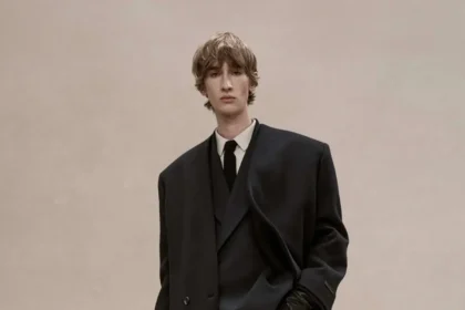 La collection Printemps 2025 de Fear of God revisite le tailleur d'entreprise de la fin des années 80