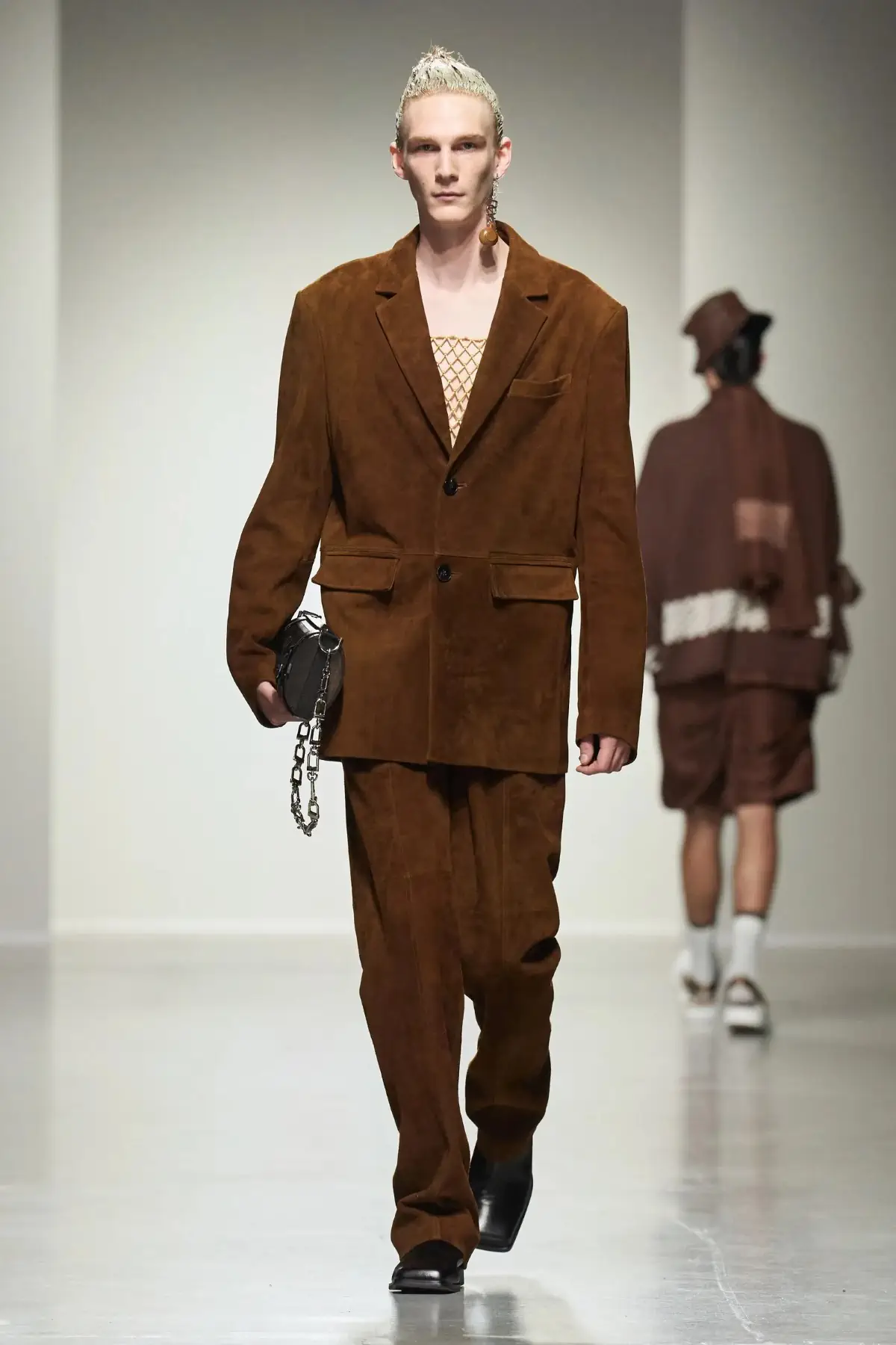 Pour le Printemps 2025, Feng Chen Wang associe l'artisanat traditionnel à une vision futuriste