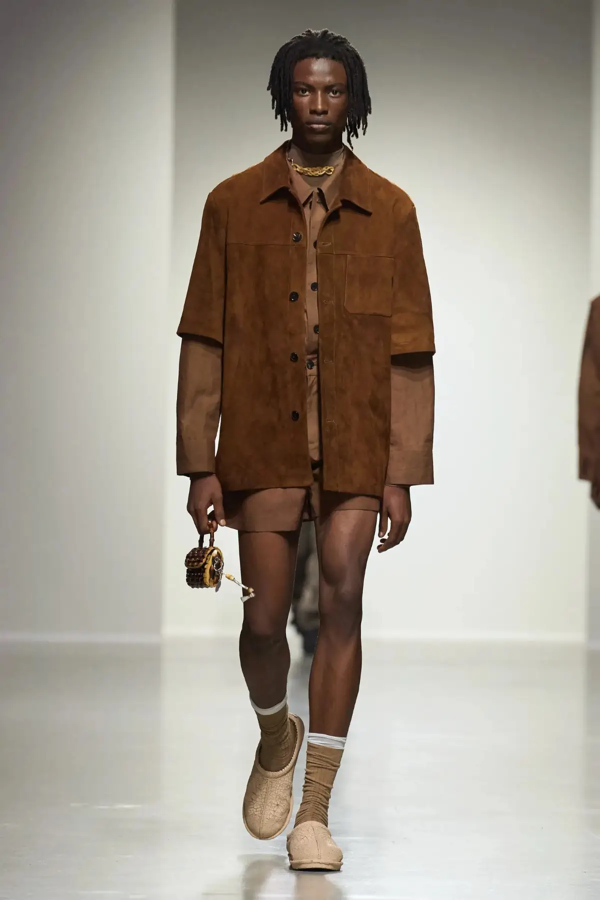 Pour le Printemps 2025, Feng Chen Wang associe l'artisanat traditionnel à une vision futuriste