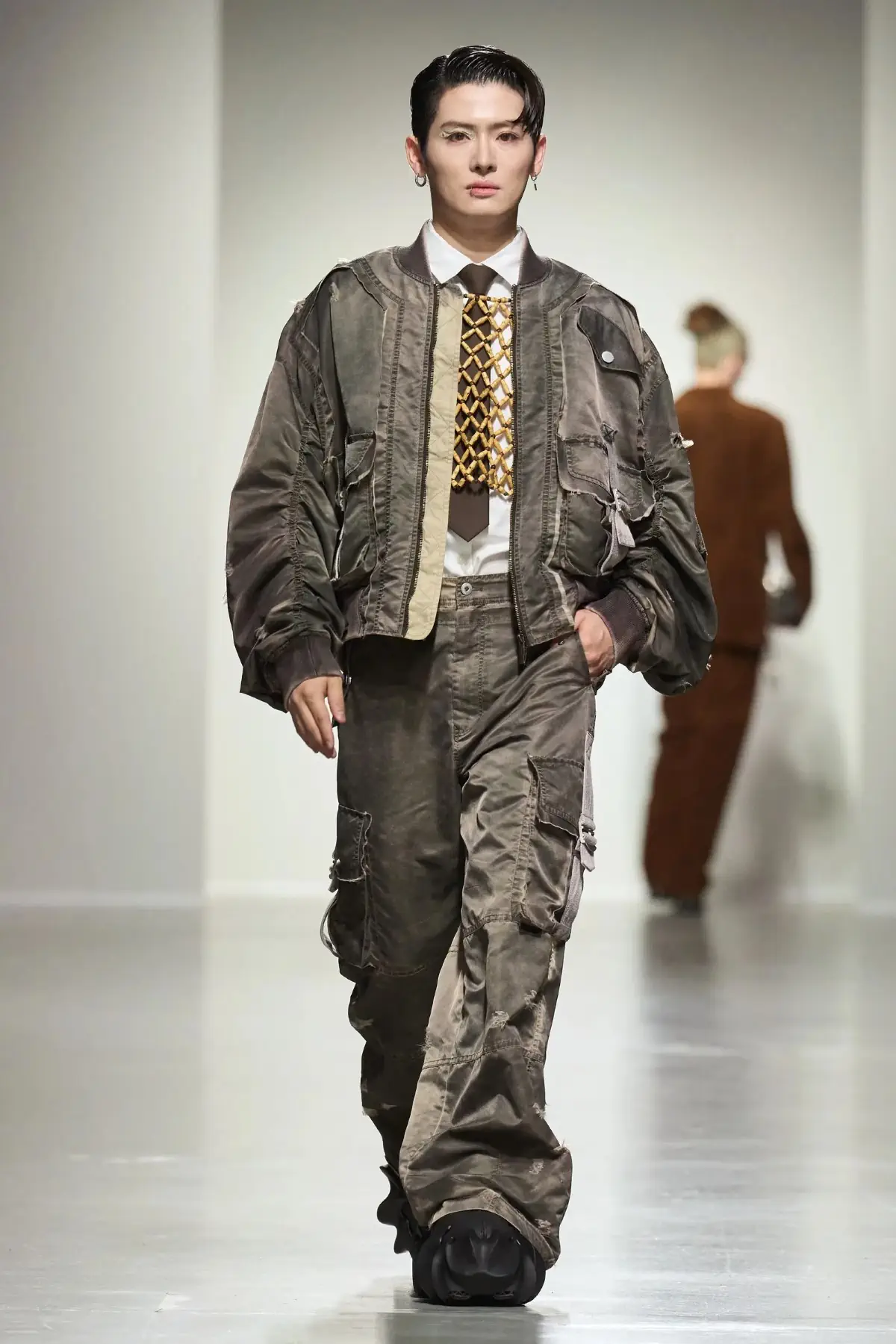 Pour le Printemps 2025, Feng Chen Wang associe l'artisanat traditionnel à une vision futuriste