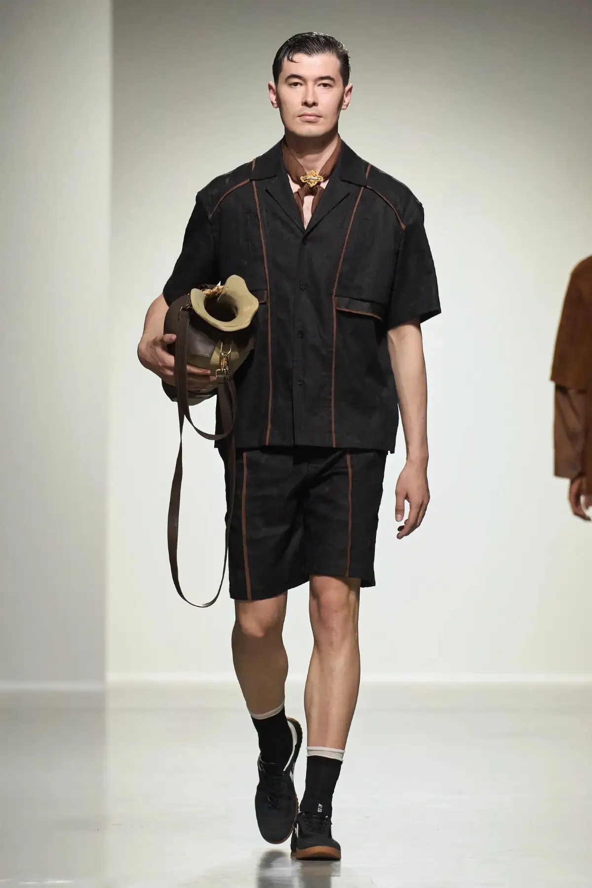 Pour le Printemps 2025, Feng Chen Wang associe l'artisanat traditionnel à une vision futuriste