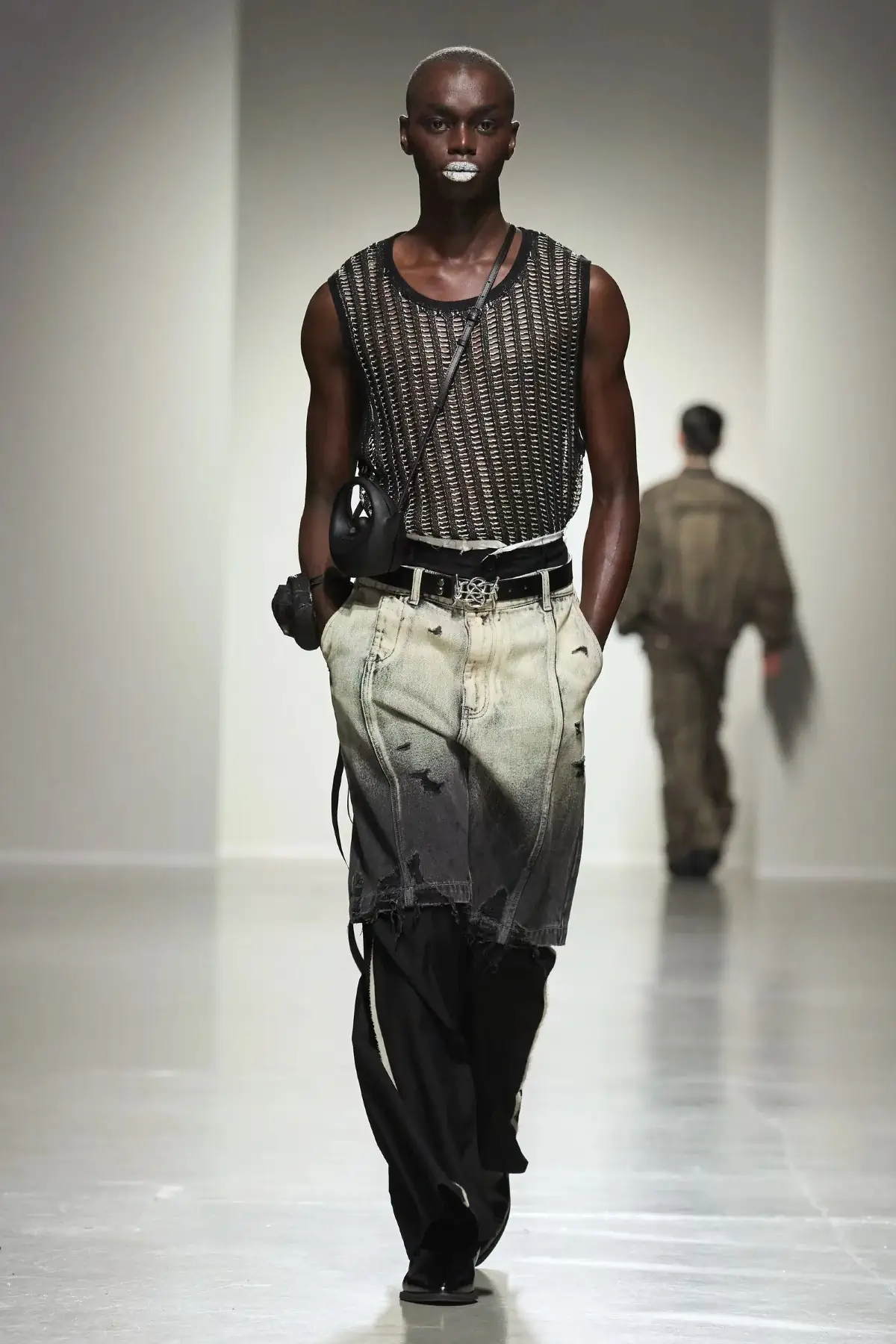 Pour le Printemps 2025, Feng Chen Wang associe l'artisanat traditionnel à une vision futuriste