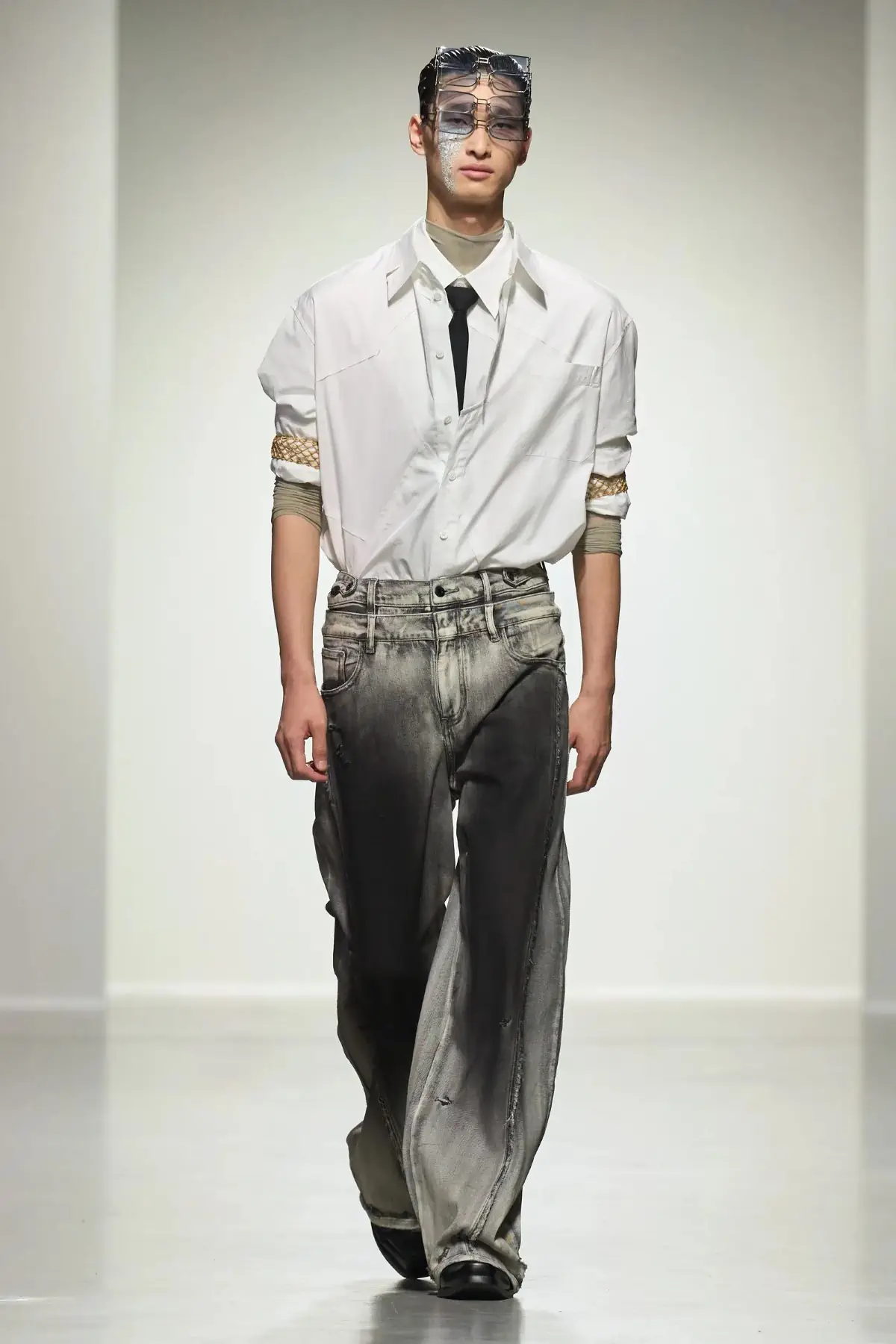 Pour le Printemps 2025, Feng Chen Wang associe l'artisanat traditionnel à une vision futuriste