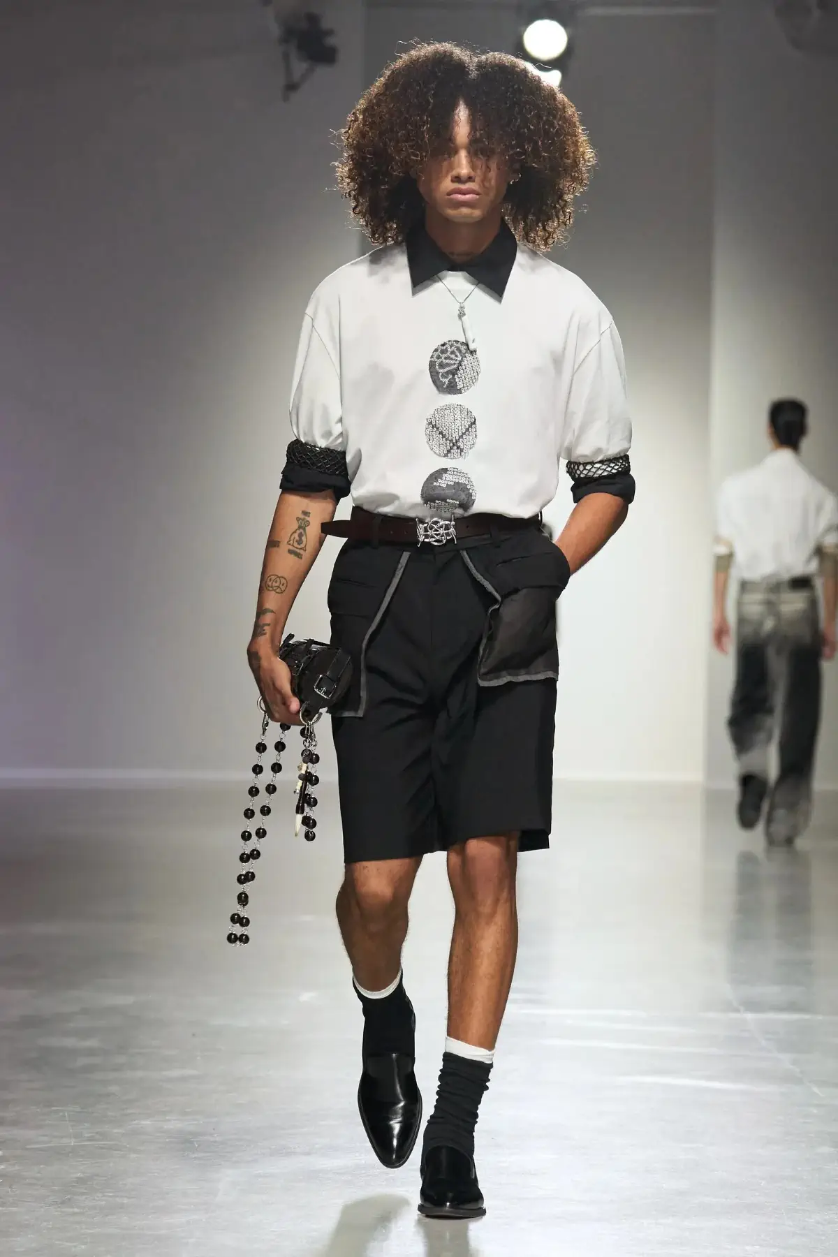 Pour le Printemps 2025, Feng Chen Wang associe l'artisanat traditionnel à une vision futuriste