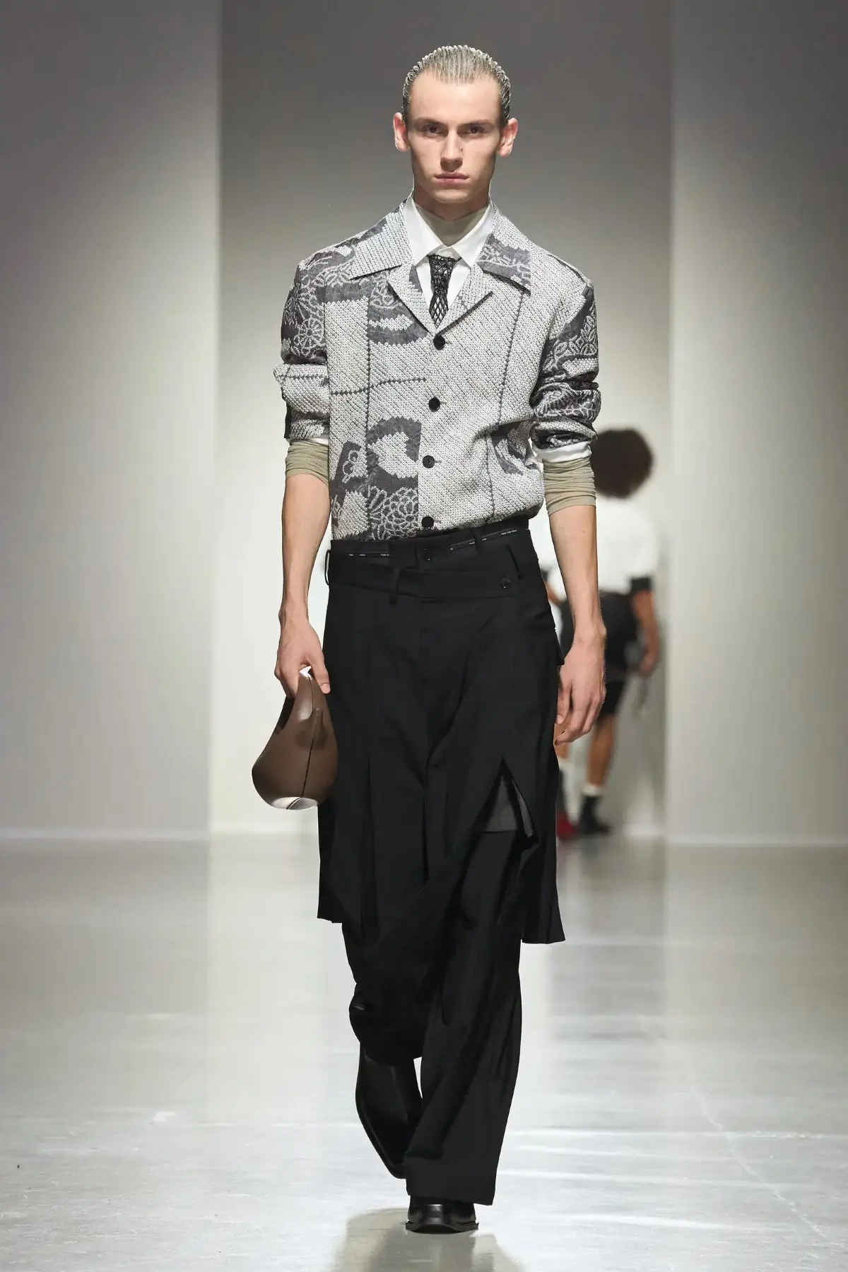 Pour le Printemps 2025, Feng Chen Wang associe l'artisanat traditionnel à une vision futuriste