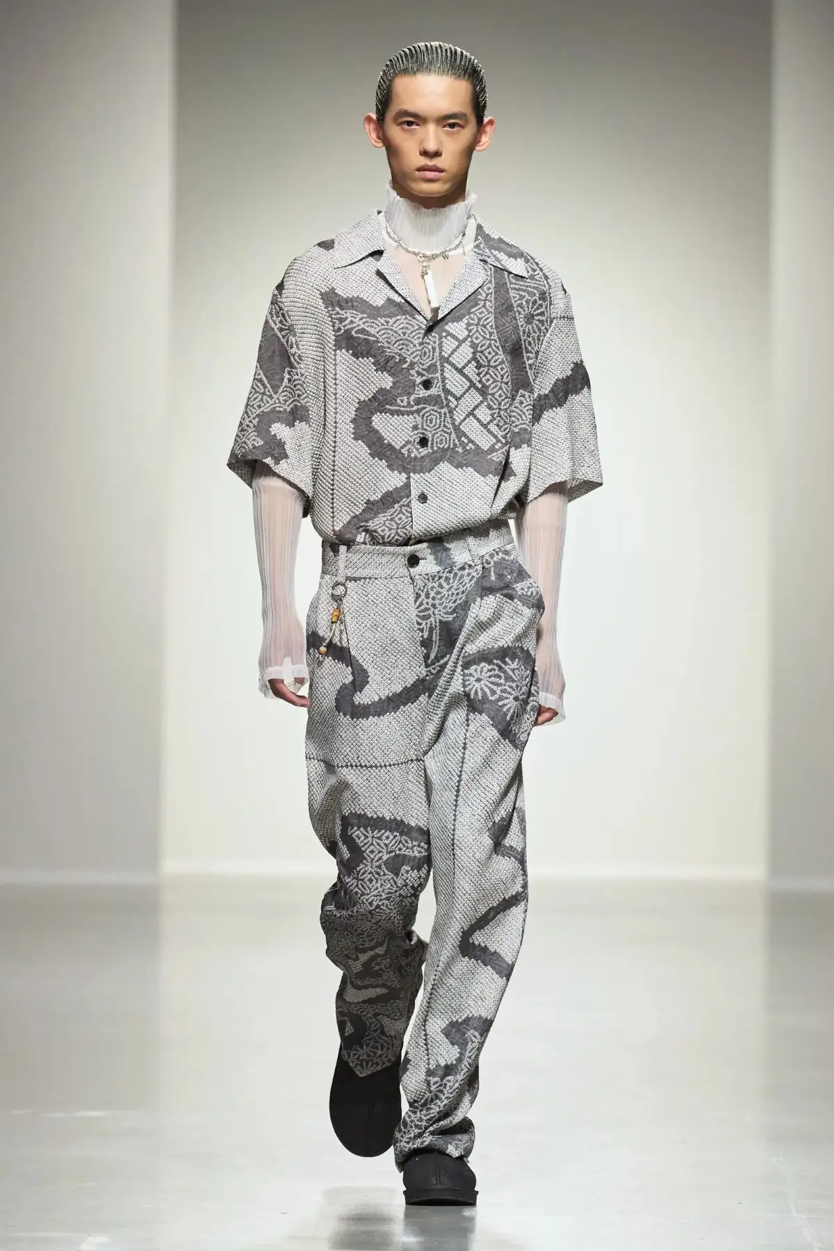 Pour le Printemps 2025, Feng Chen Wang associe l'artisanat traditionnel à une vision futuriste