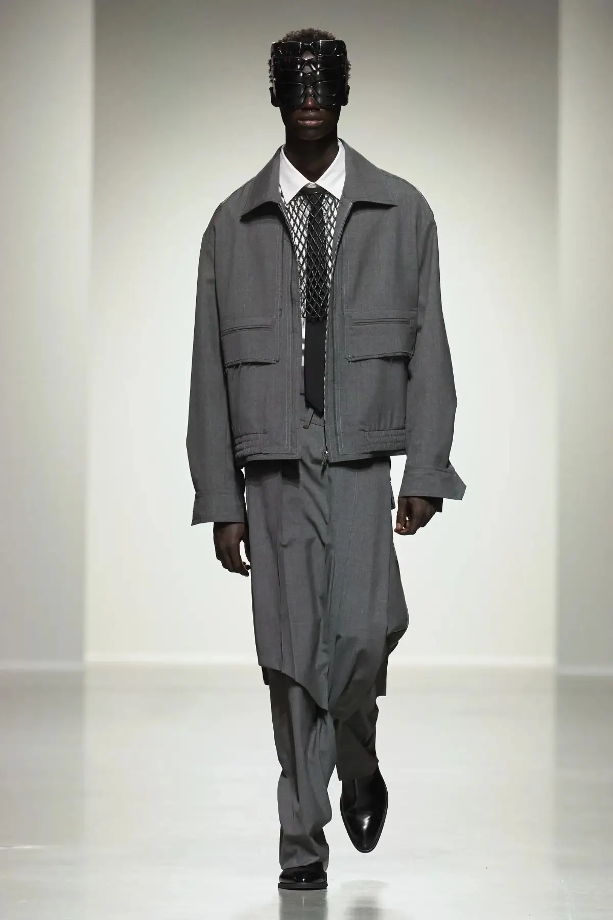 Pour le Printemps 2025, Feng Chen Wang associe l'artisanat traditionnel à une vision futuriste