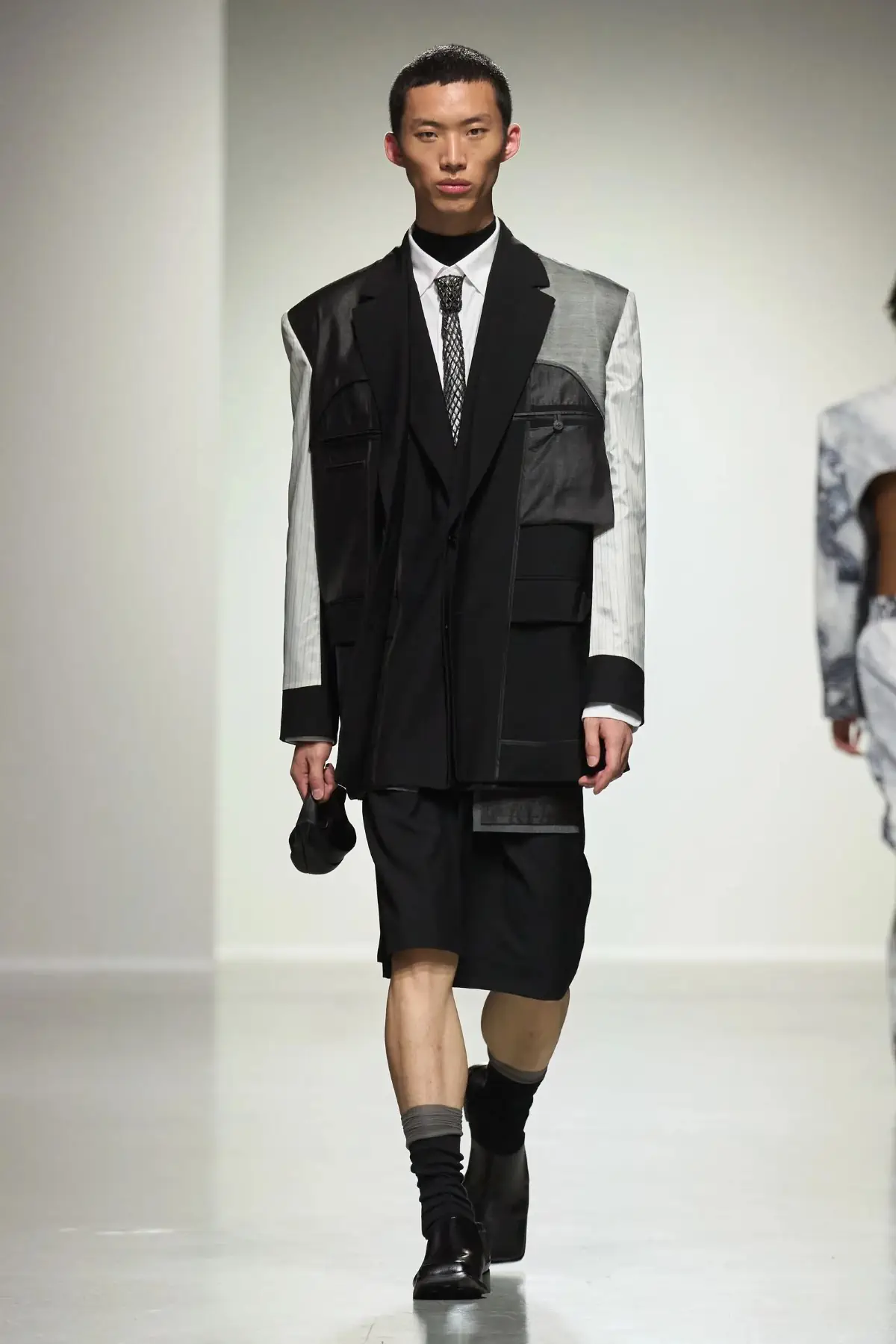 Pour le Printemps 2025, Feng Chen Wang associe l'artisanat traditionnel à une vision futuriste