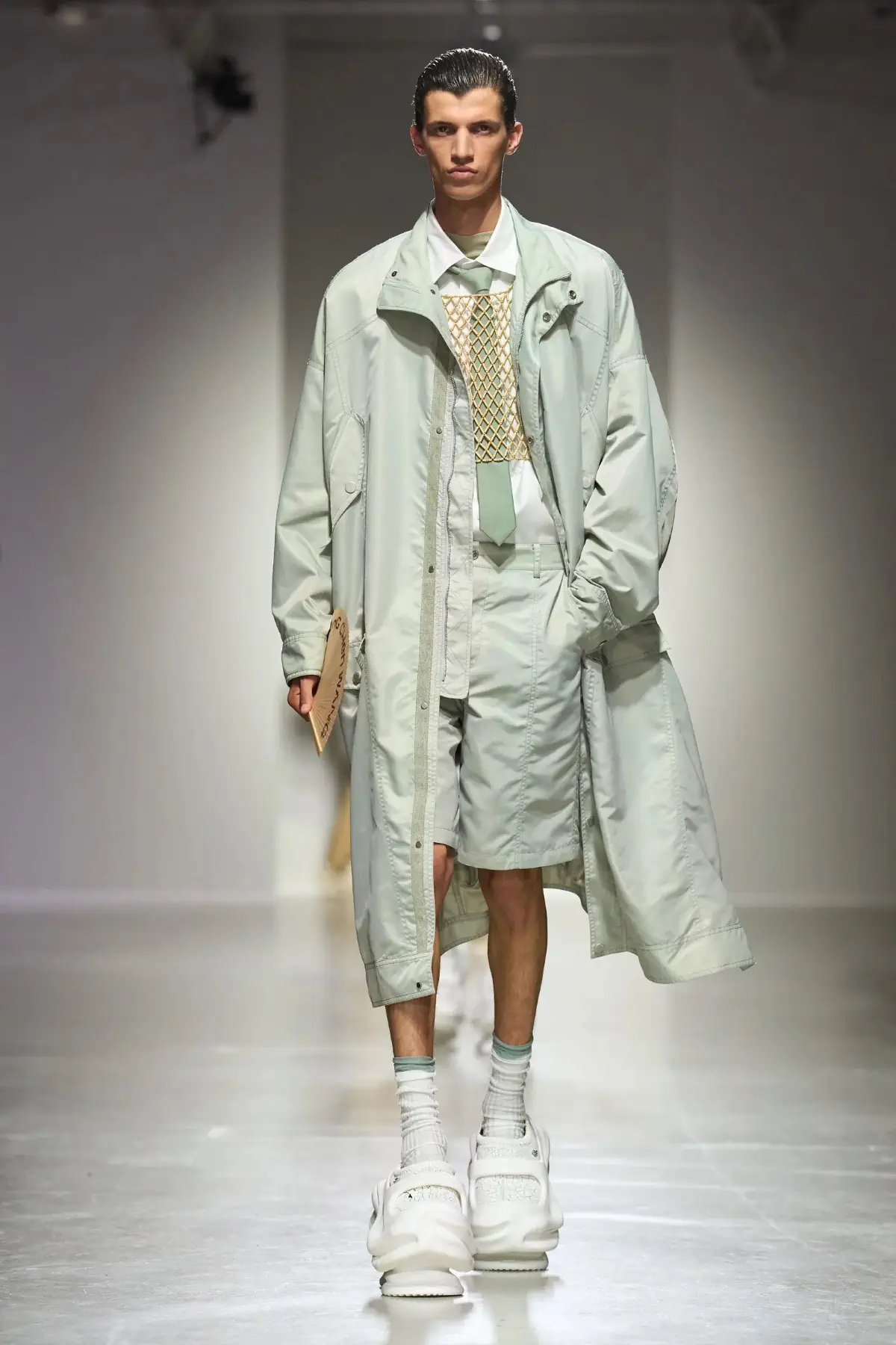 Pour le Printemps 2025, Feng Chen Wang associe l'artisanat traditionnel à une vision futuriste