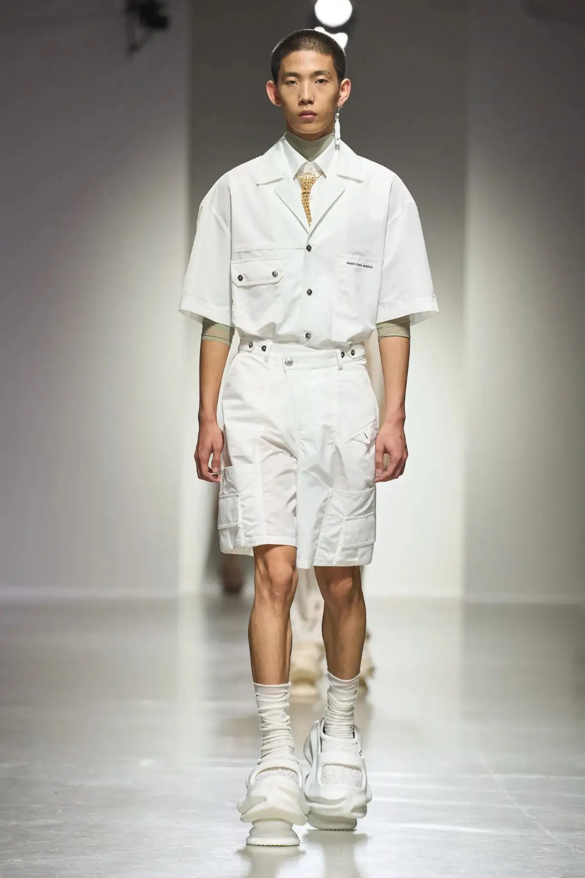 Pour le Printemps 2025, Feng Chen Wang associe l'artisanat traditionnel à une vision futuriste