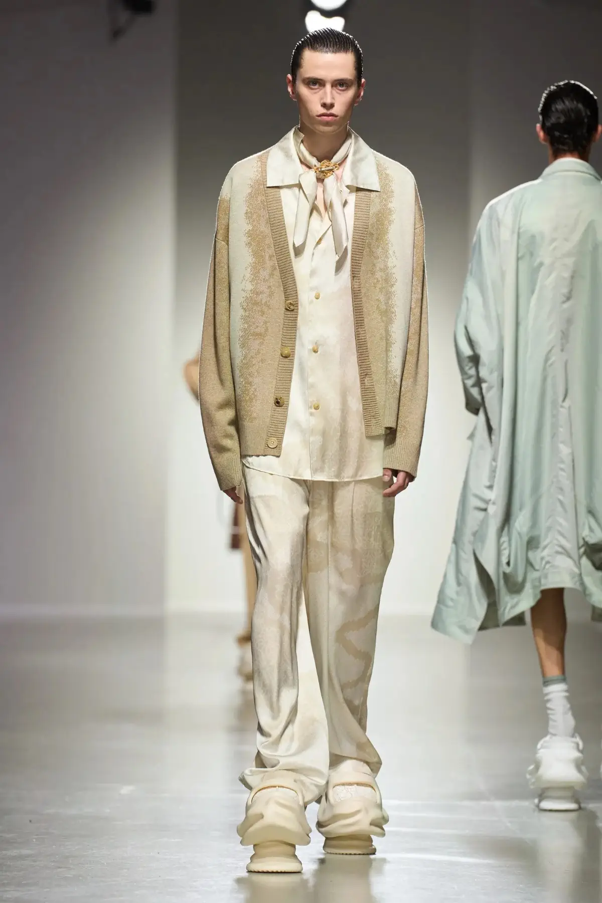 Pour le Printemps 2025, Feng Chen Wang associe l'artisanat traditionnel à une vision futuriste