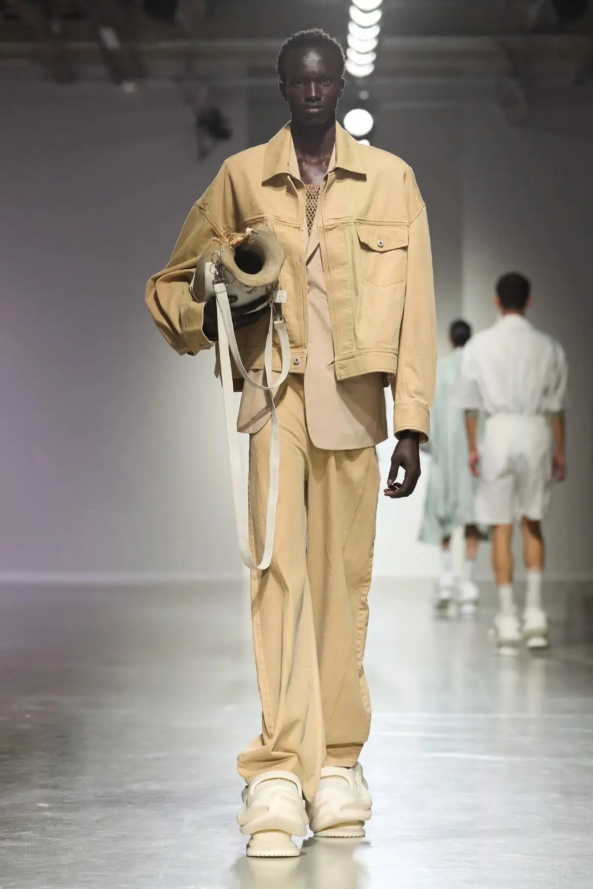 Pour le Printemps 2025, Feng Chen Wang associe l'artisanat traditionnel à une vision futuriste