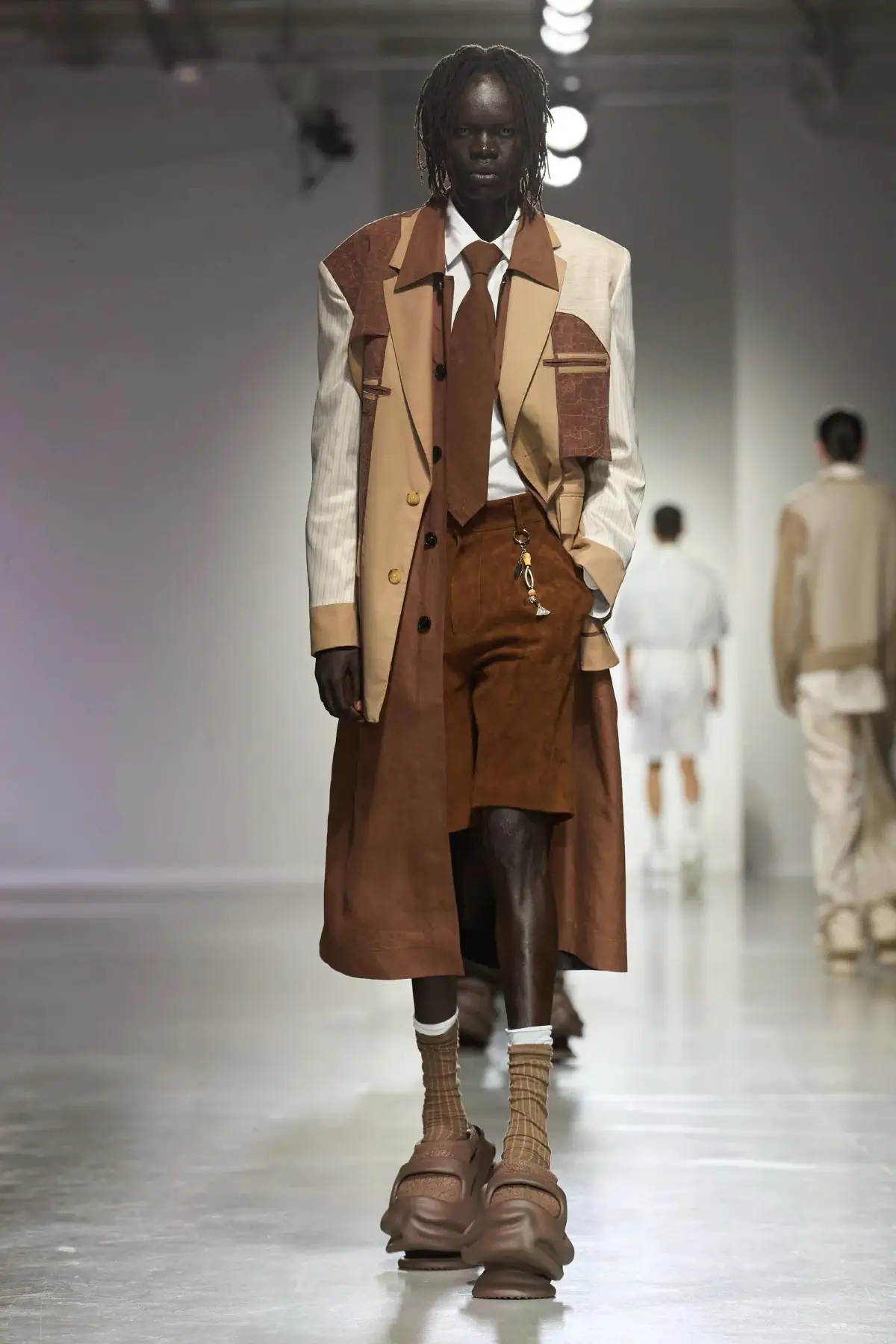 Pour le Printemps 2025, Feng Chen Wang associe l'artisanat traditionnel à une vision futuriste