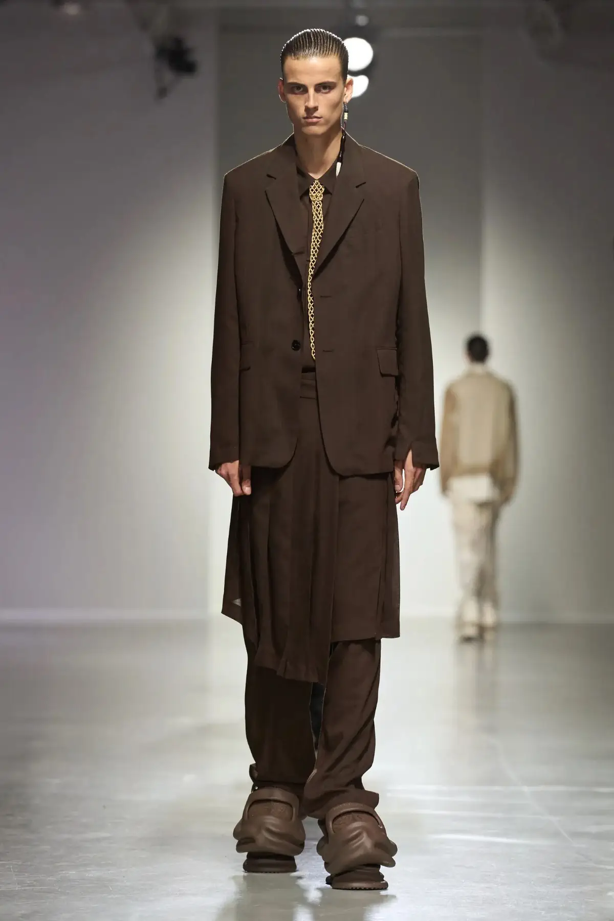 Pour le Printemps 2025, Feng Chen Wang associe l'artisanat traditionnel à une vision futuriste