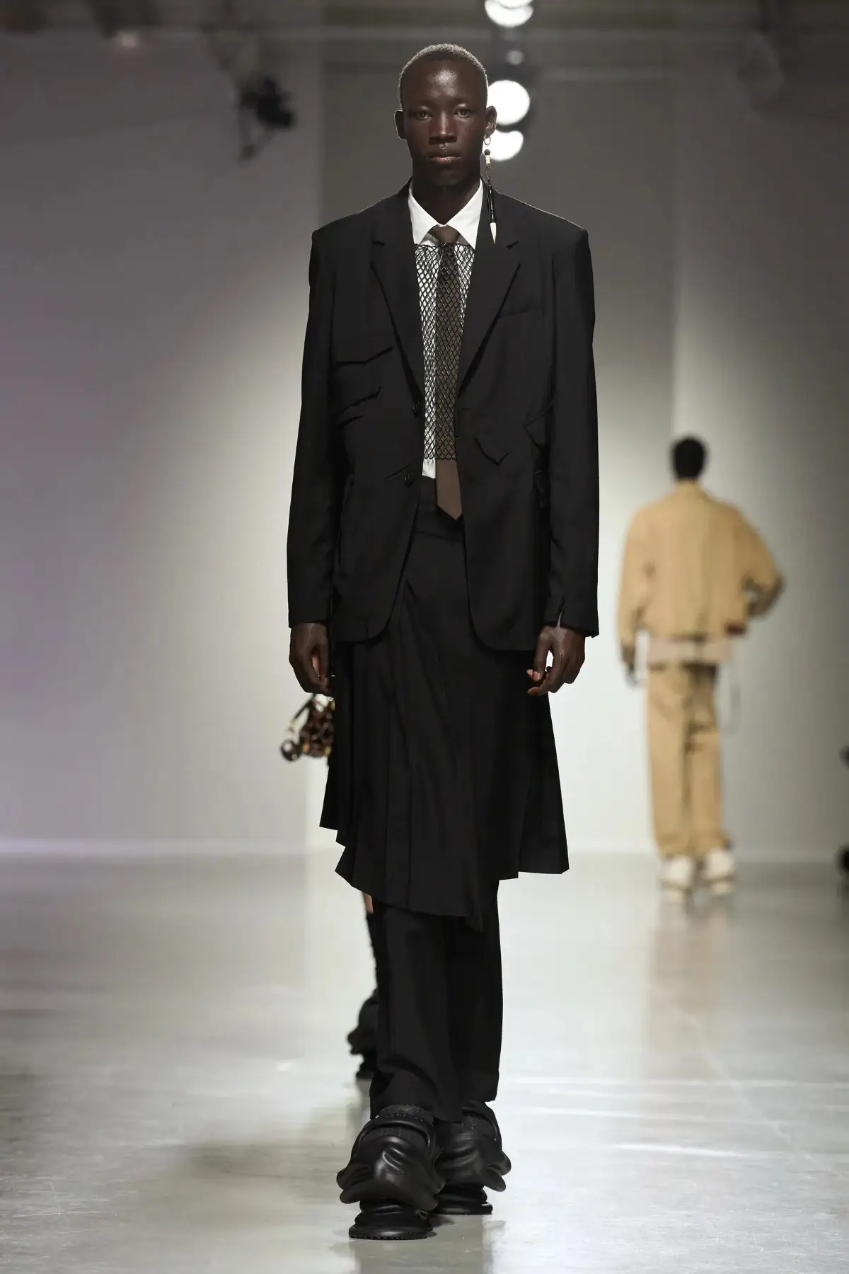 Pour le Printemps 2025, Feng Chen Wang associe l'artisanat traditionnel à une vision futuriste