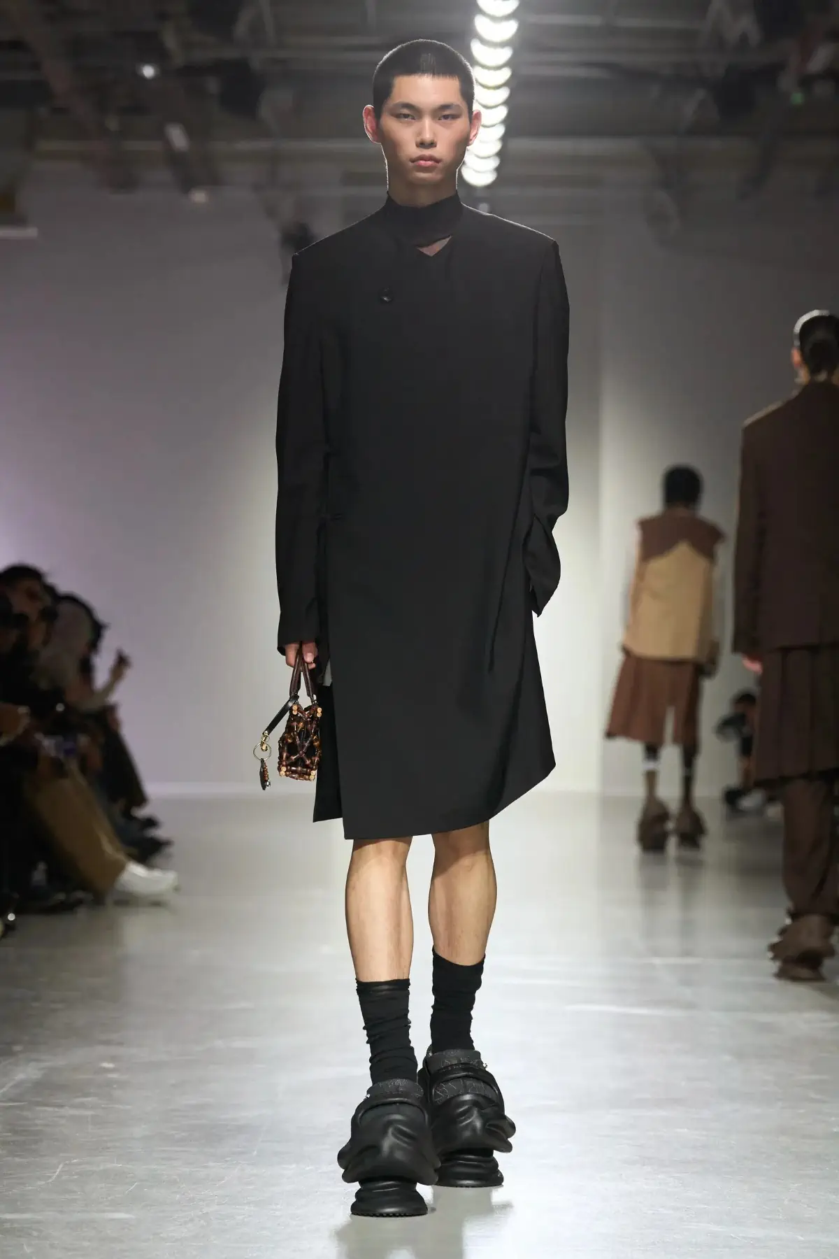 Pour le Printemps 2025, Feng Chen Wang associe l'artisanat traditionnel à une vision futuriste