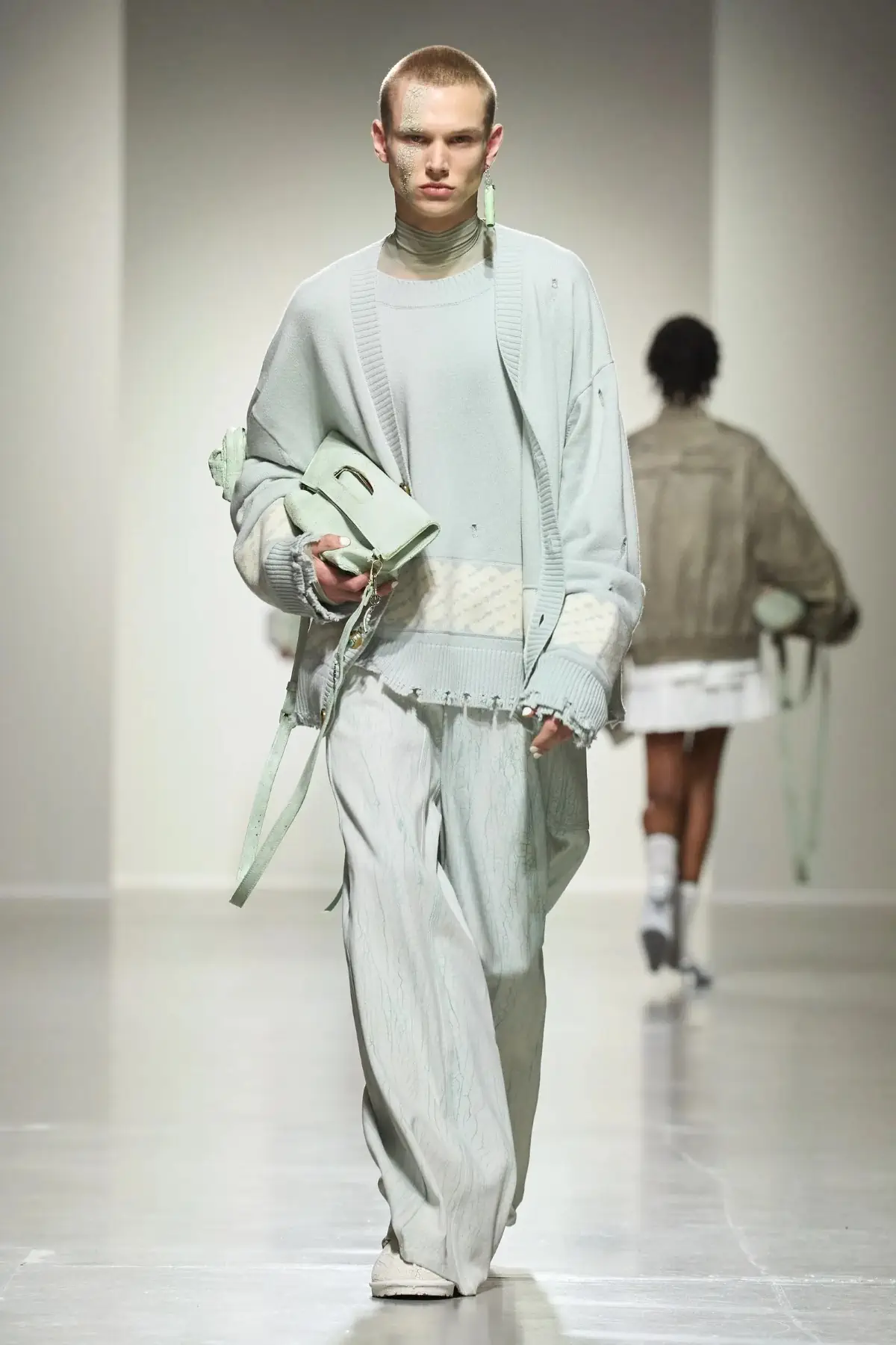 Pour le Printemps 2025, Feng Chen Wang associe l'artisanat traditionnel à une vision futuriste