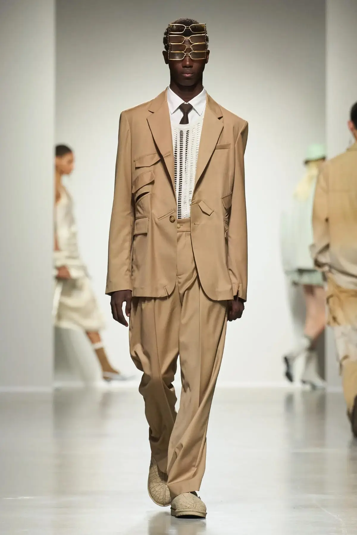 Pour le Printemps 2025, Feng Chen Wang associe l'artisanat traditionnel à une vision futuriste