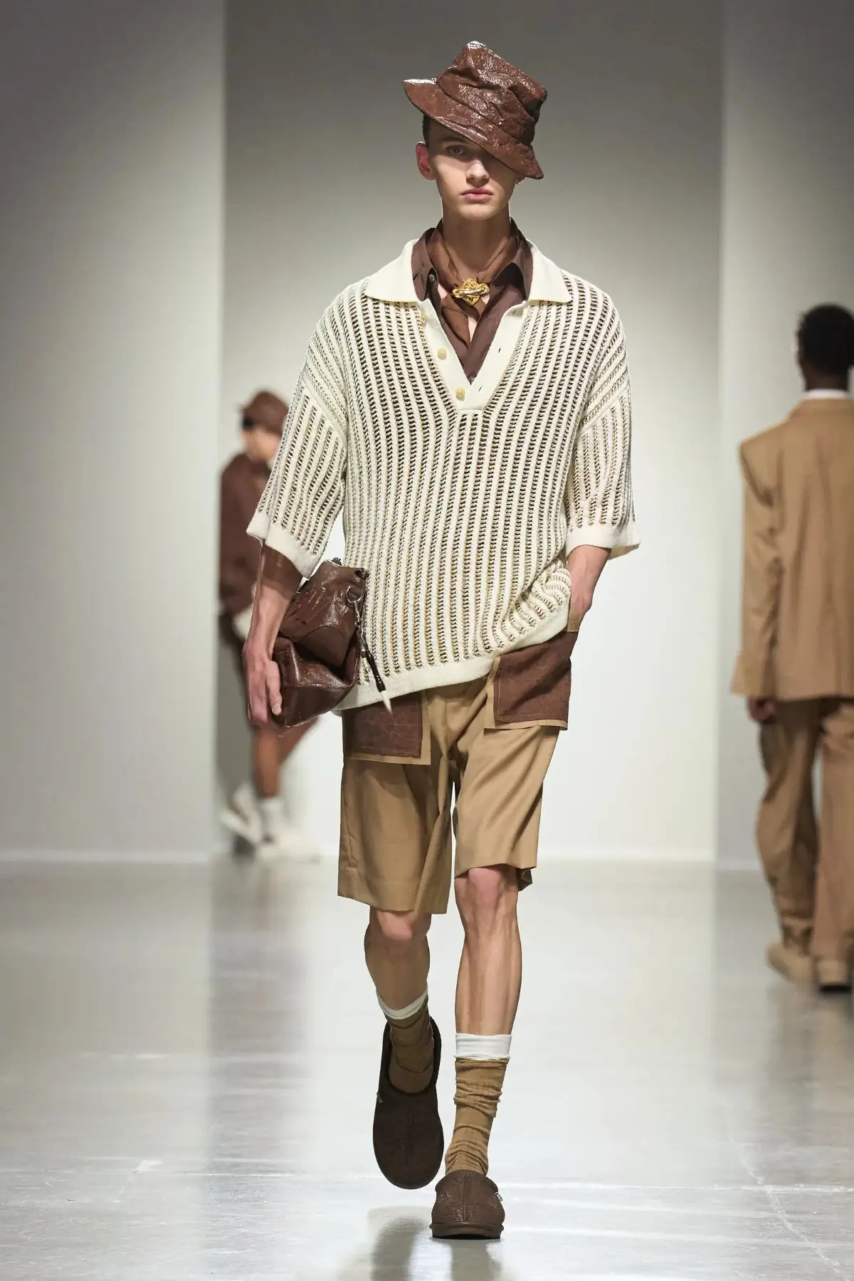 Pour le Printemps 2025, Feng Chen Wang associe l'artisanat traditionnel à une vision futuriste