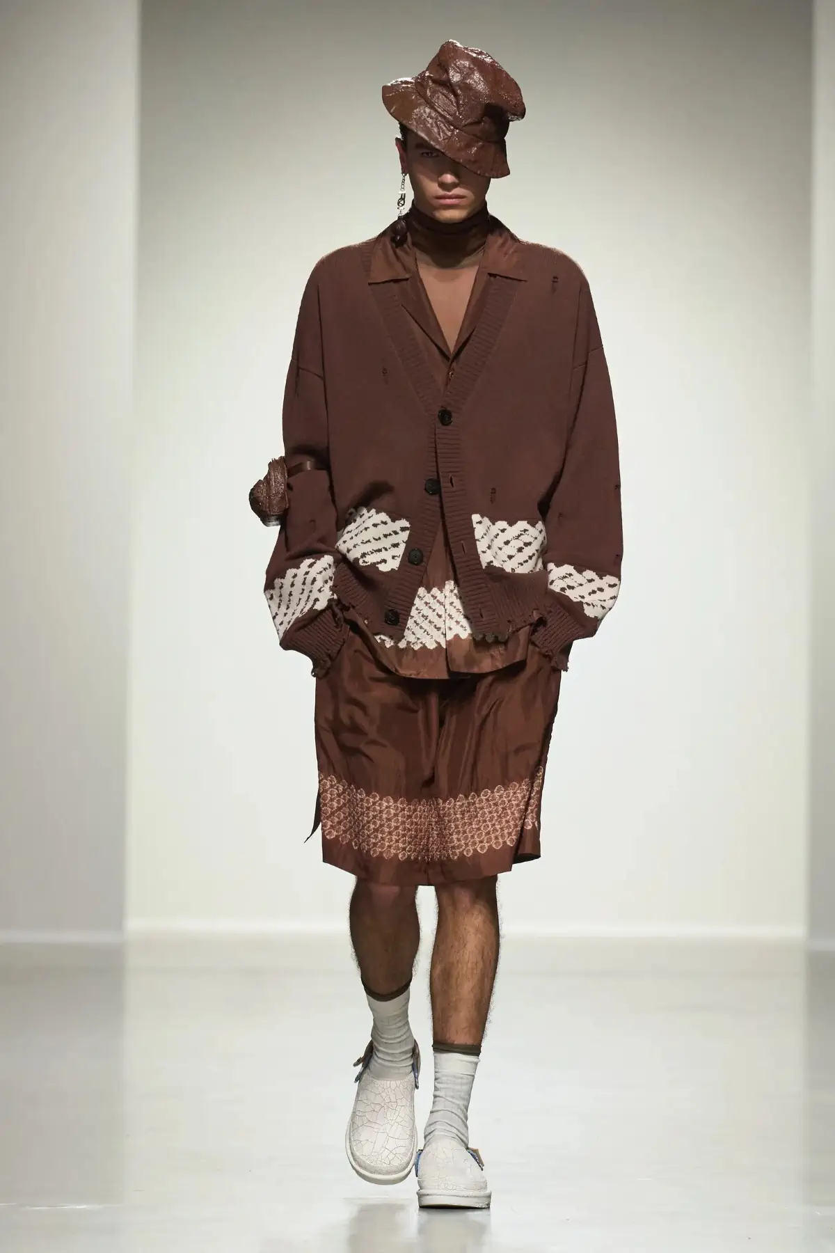 Pour le Printemps 2025, Feng Chen Wang associe l'artisanat traditionnel à une vision futuriste