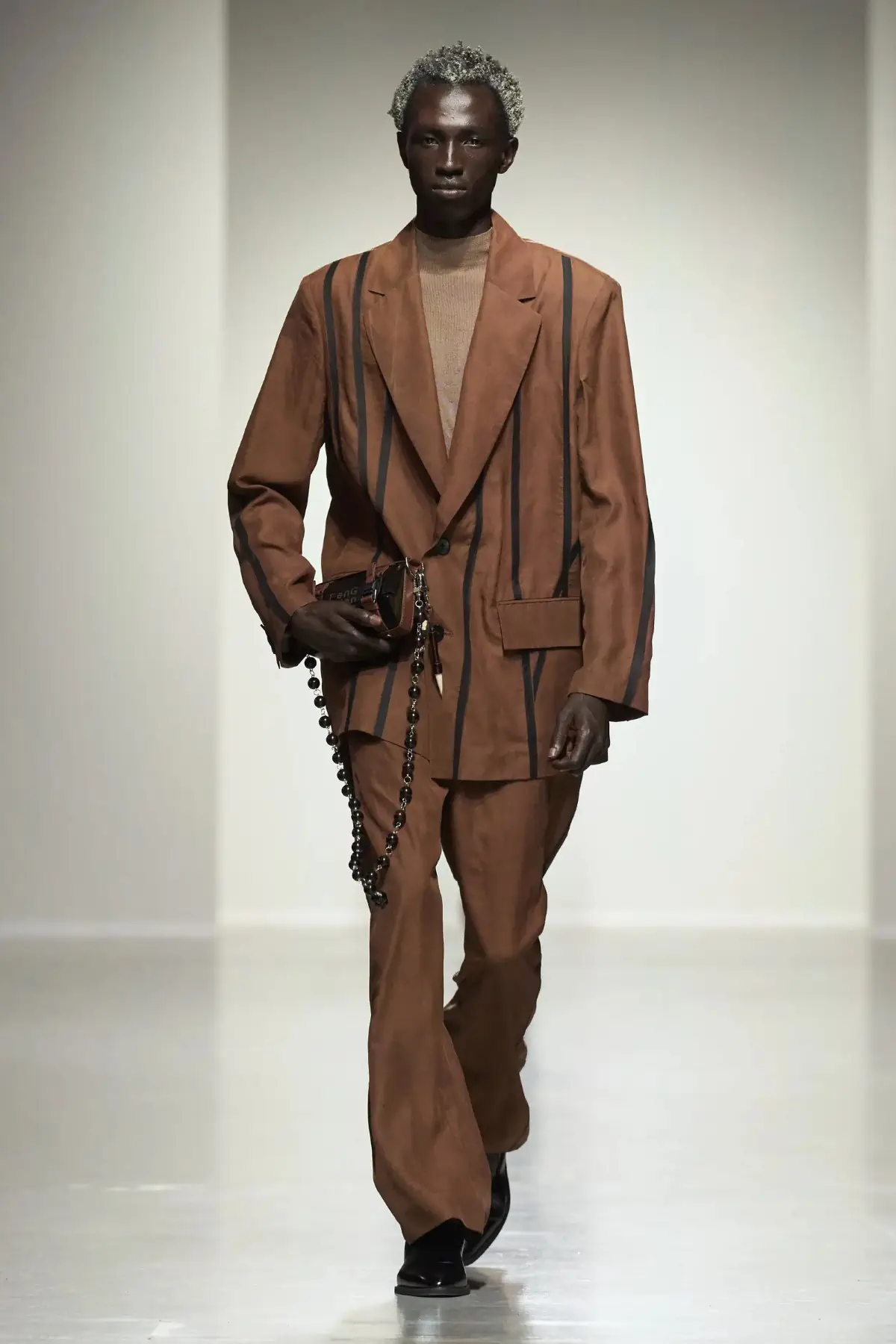 Pour le Printemps 2025, Feng Chen Wang associe l'artisanat traditionnel à une vision futuriste