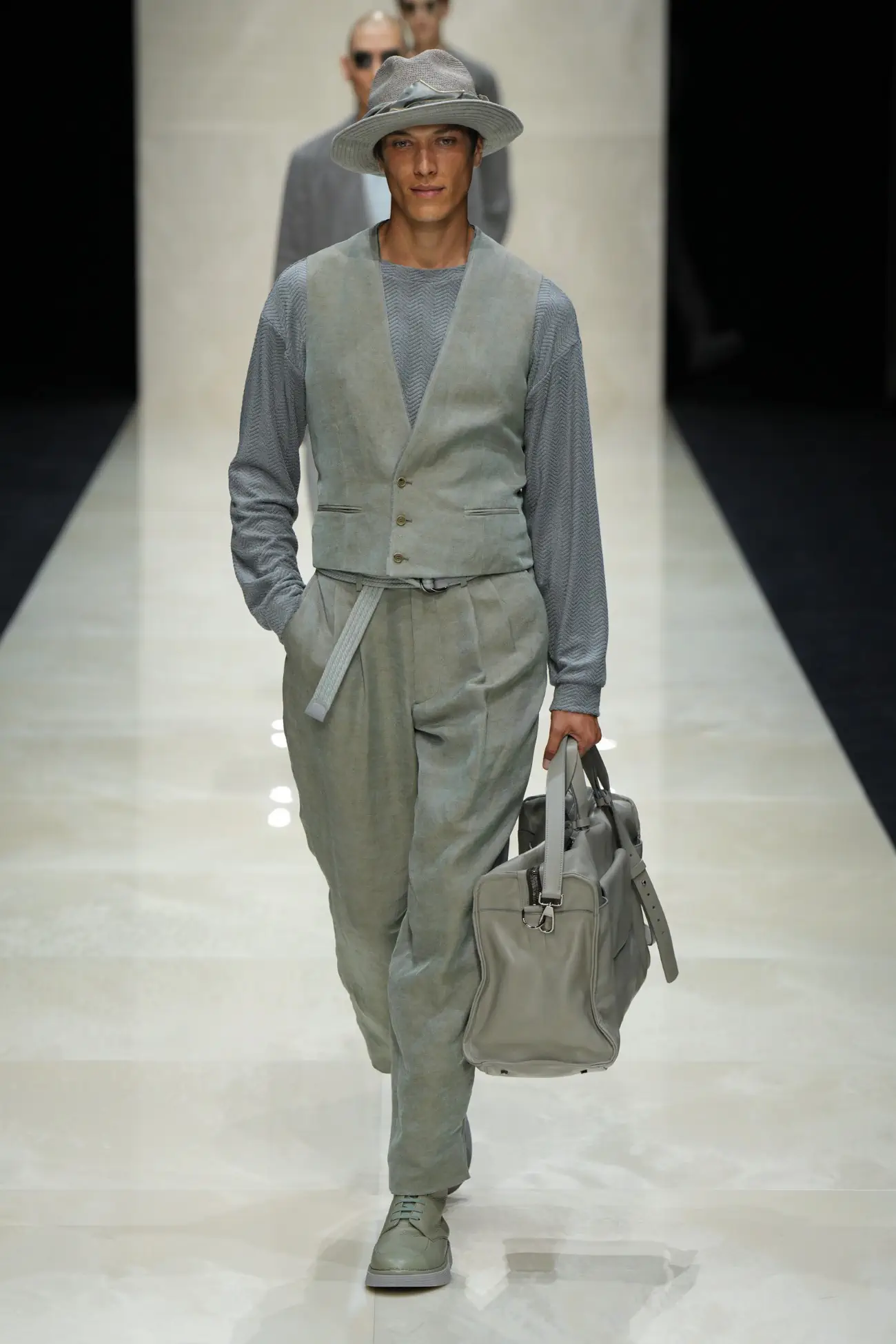 Giorgio Armani dévoile une collection Printemps 2025 décontractée