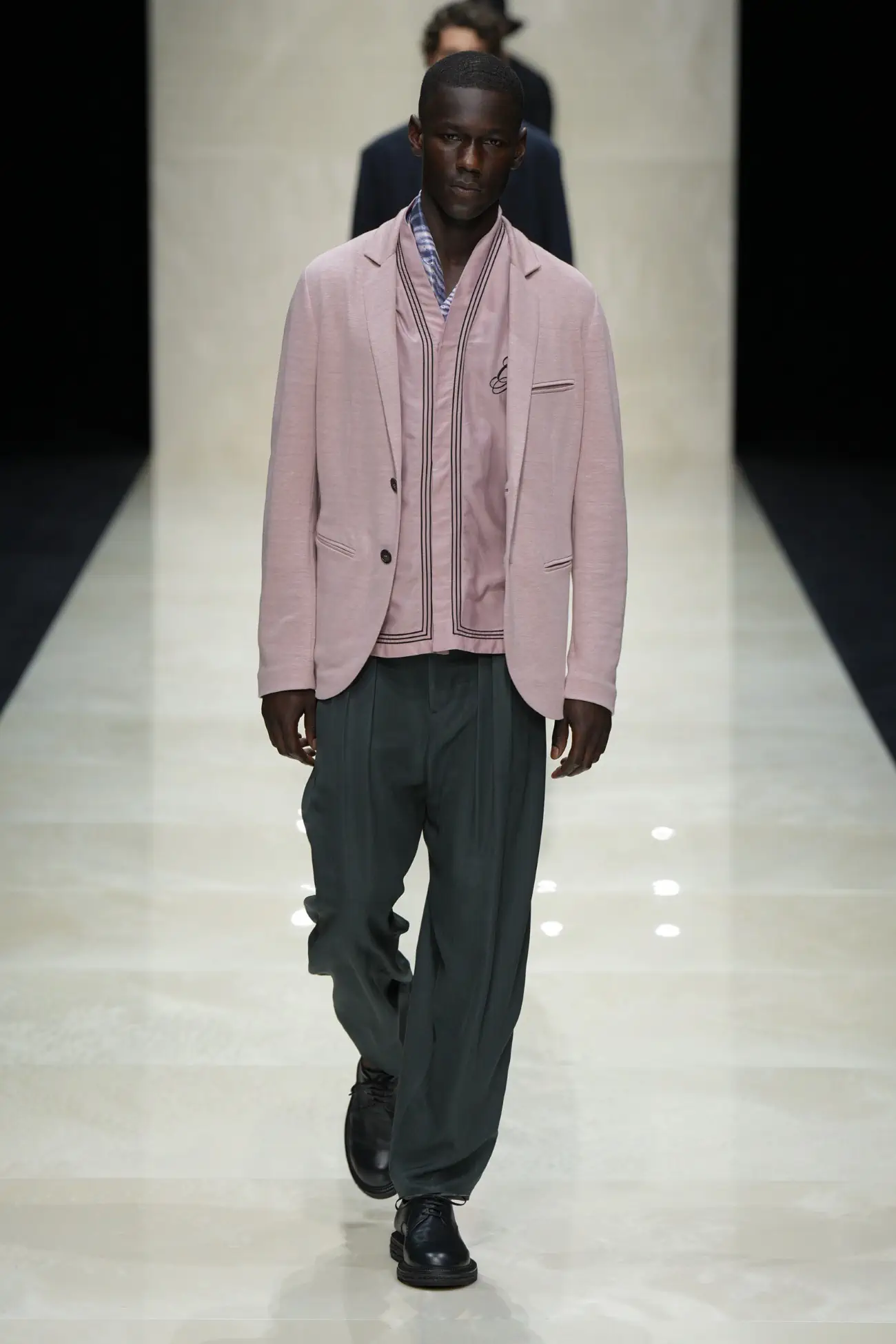 Giorgio Armani dévoile une collection Printemps 2025 décontractée