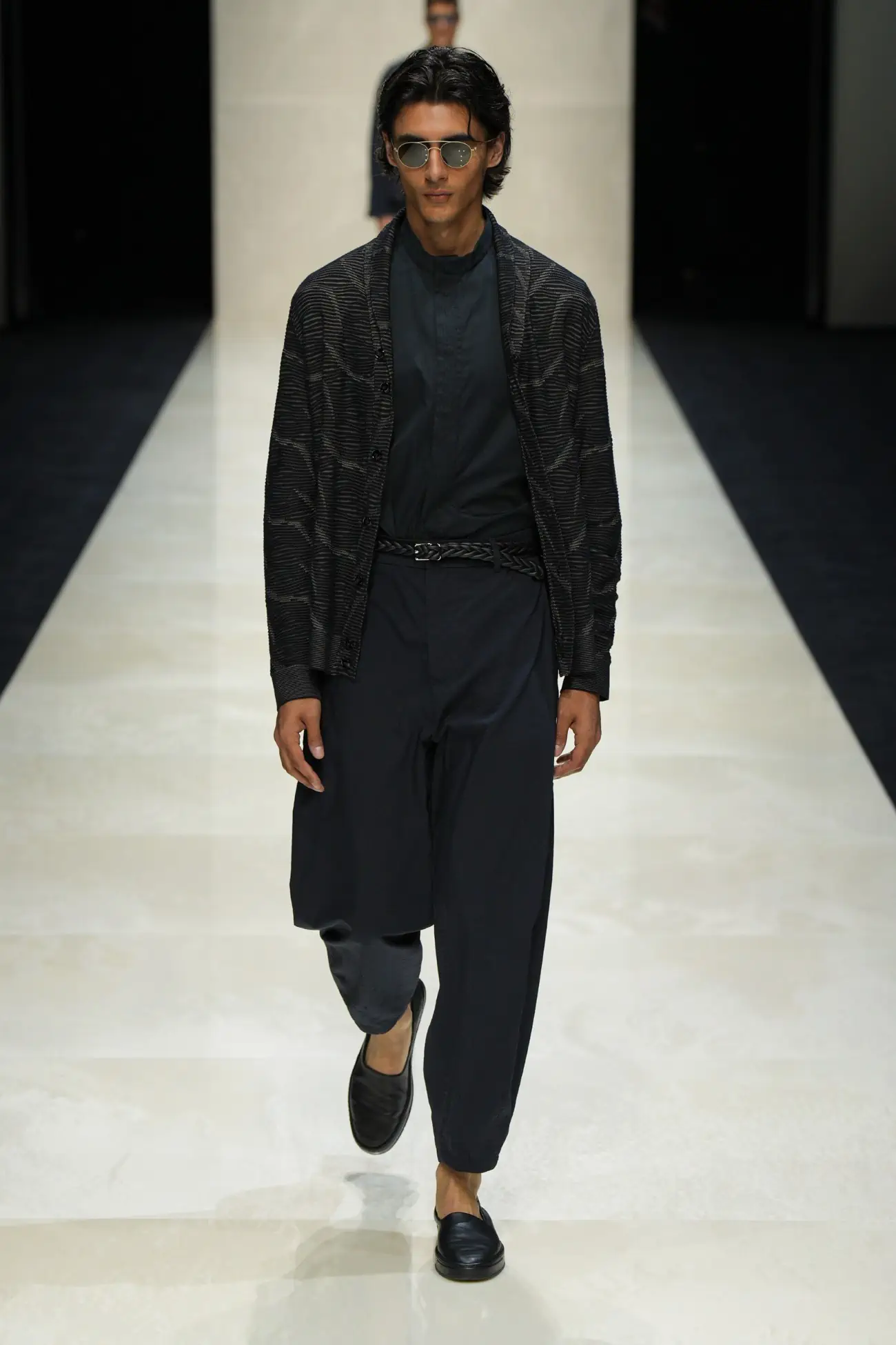 Giorgio Armani dévoile une collection Printemps 2025 décontractée