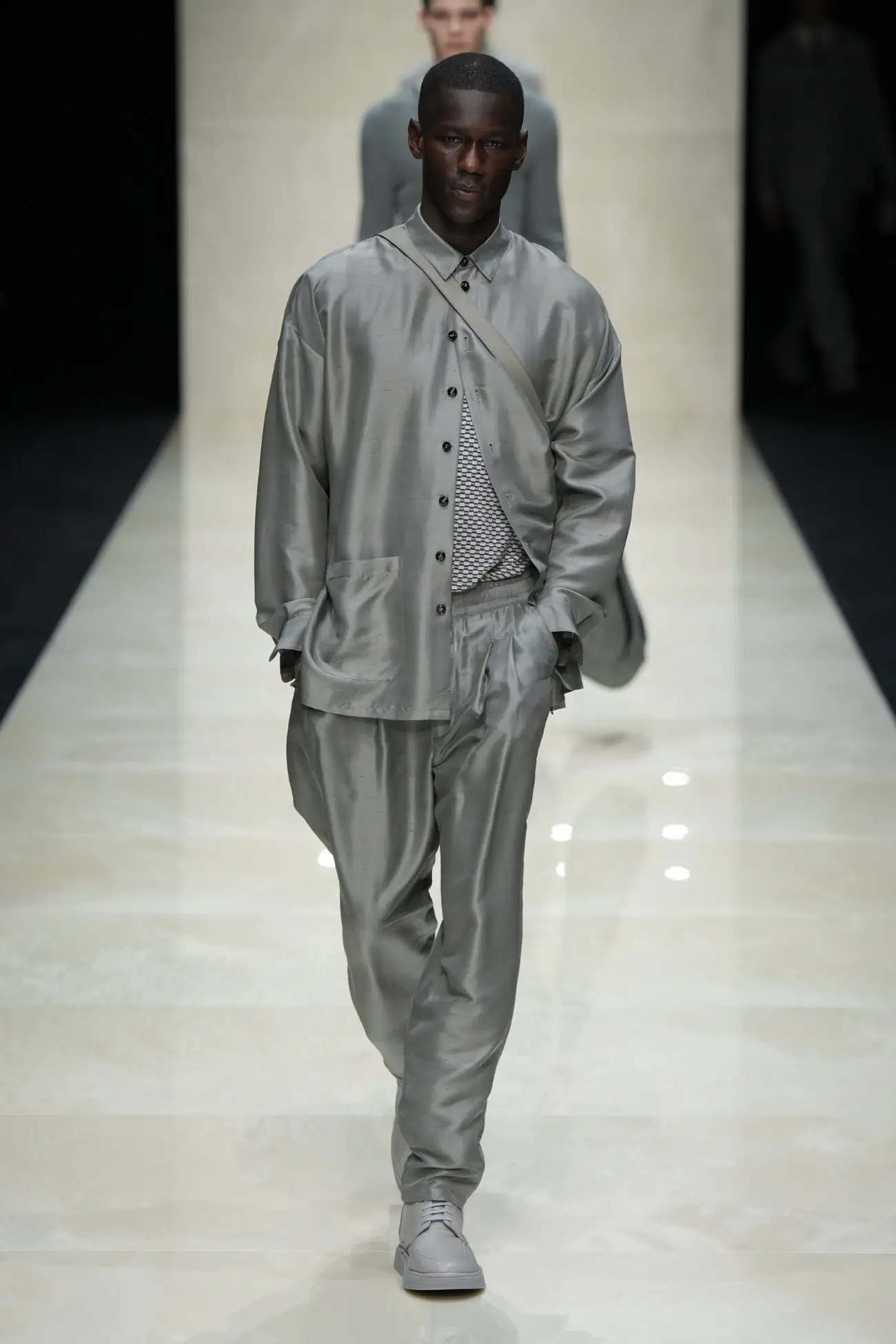 Giorgio Armani dévoile une collection Printemps 2025 décontractée