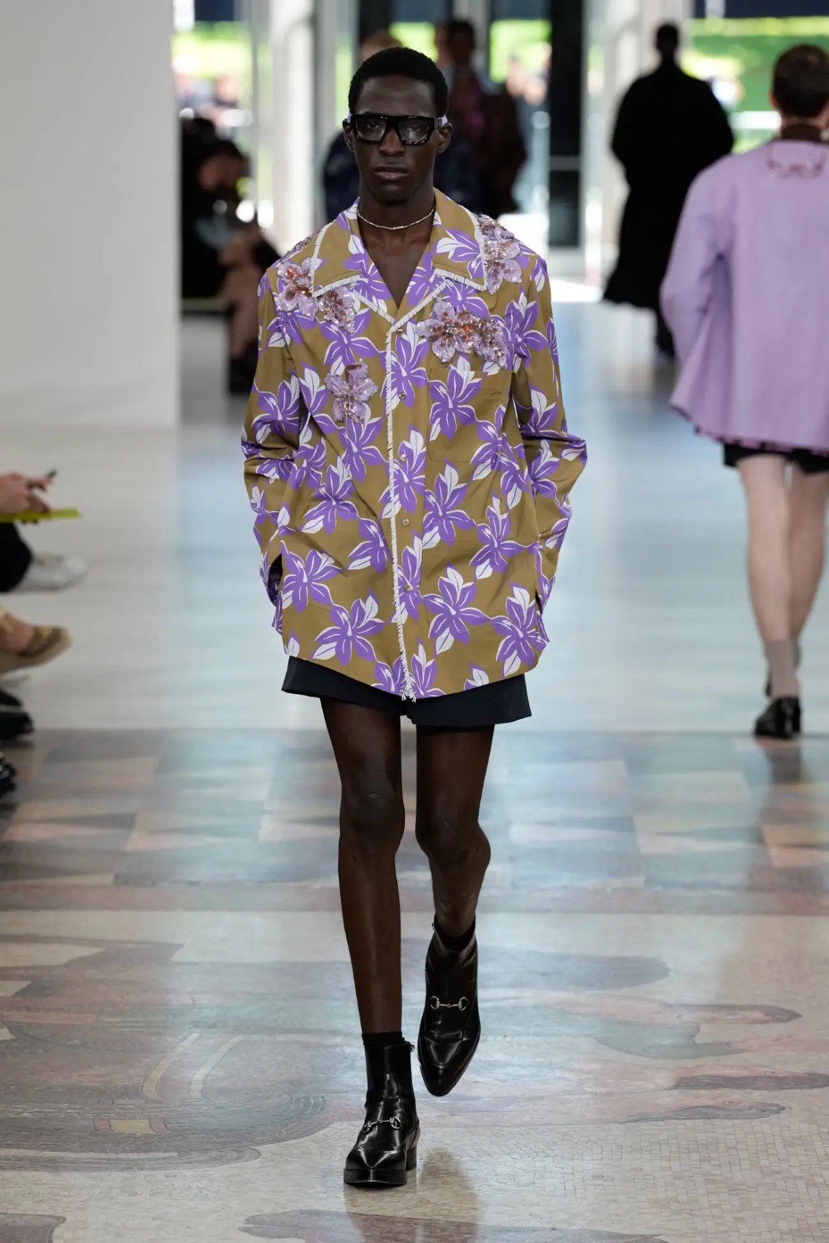 GUCCI surfe sur les vagues avec sa collection homme Printemps 2025 inspirée du surf