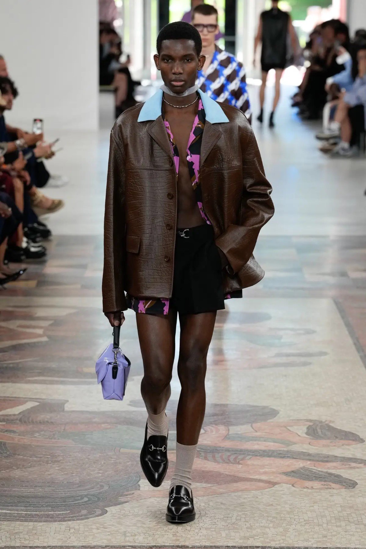 GUCCI surfe sur les vagues avec sa collection homme Printemps 2025 inspirée du surf