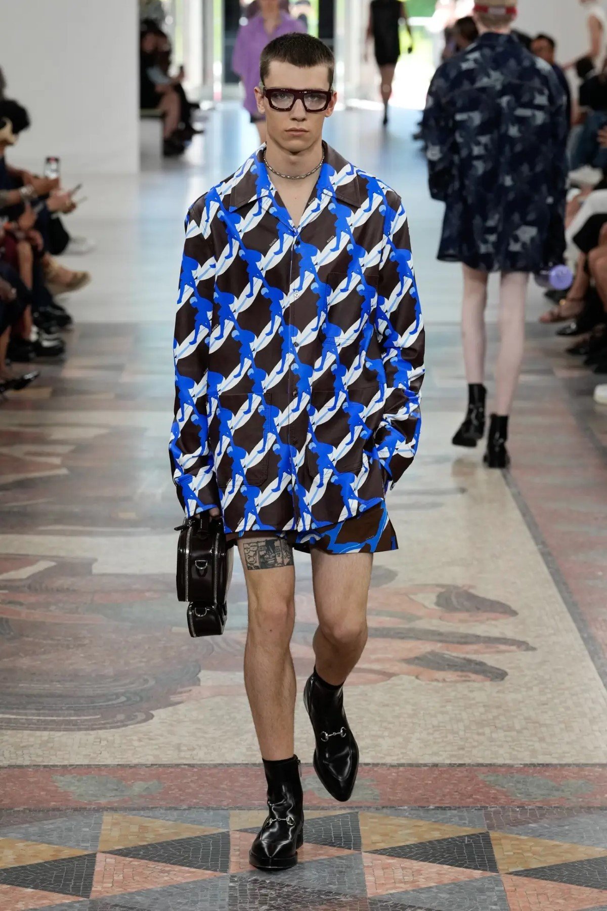 GUCCI surfe sur les vagues avec sa collection homme Printemps 2025 inspirée du surf