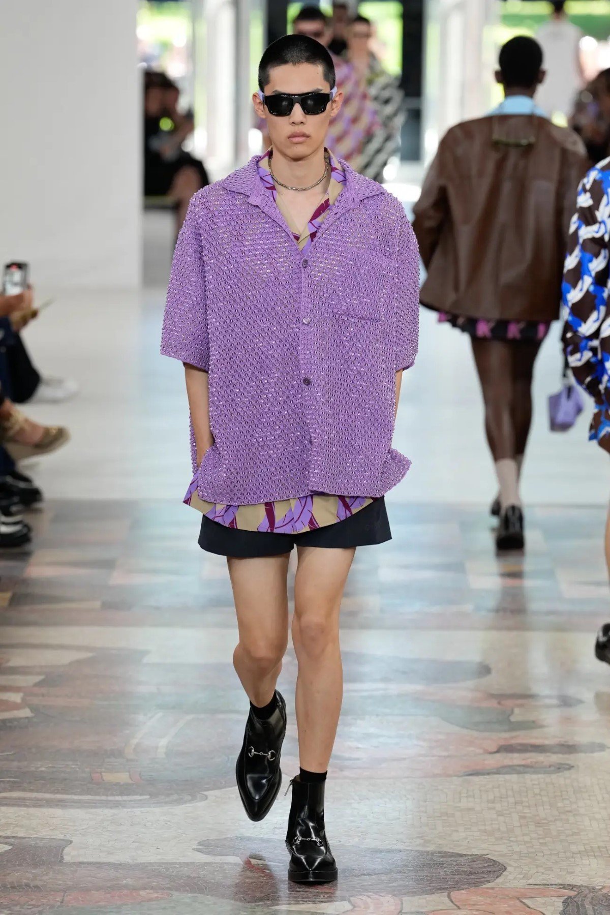 GUCCI surfe sur les vagues avec sa collection homme Printemps 2025 inspirée du surf