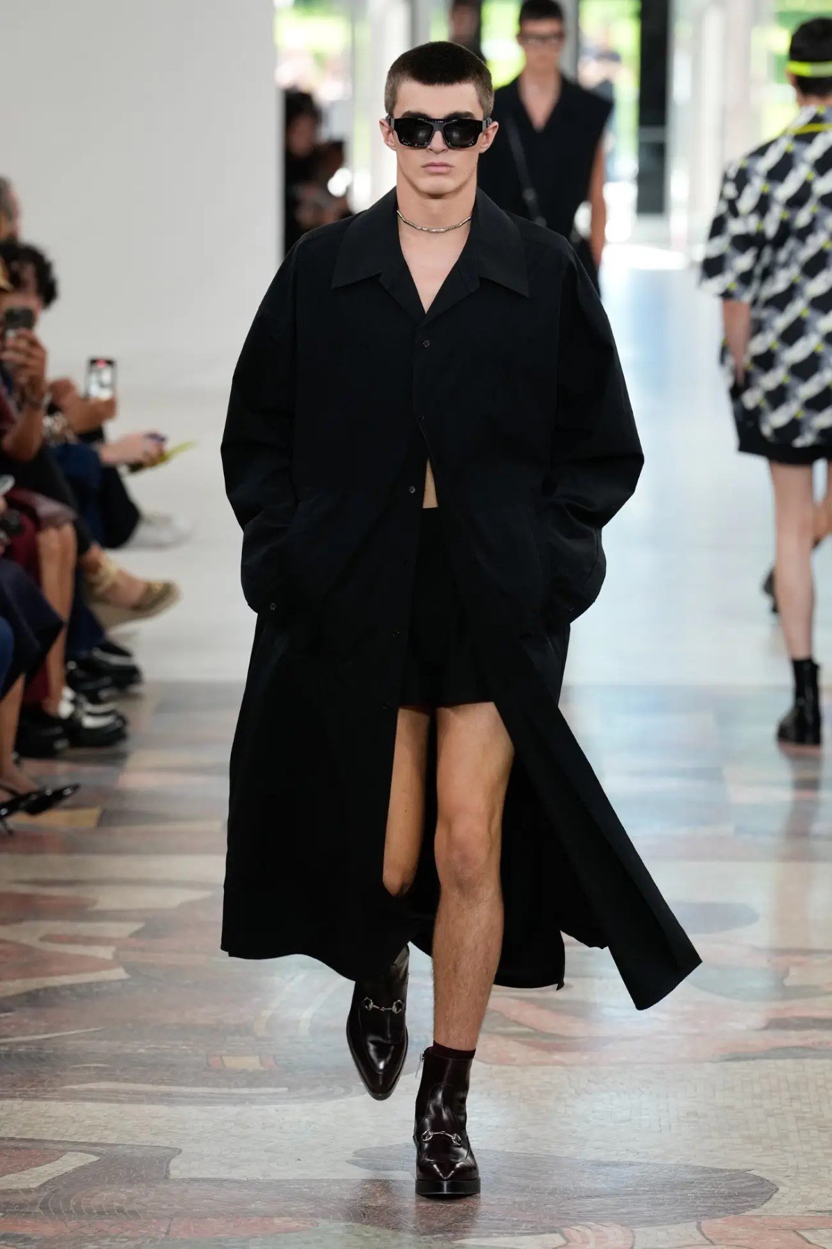 GUCCI surfe sur les vagues avec sa collection homme Printemps 2025 inspirée du surf