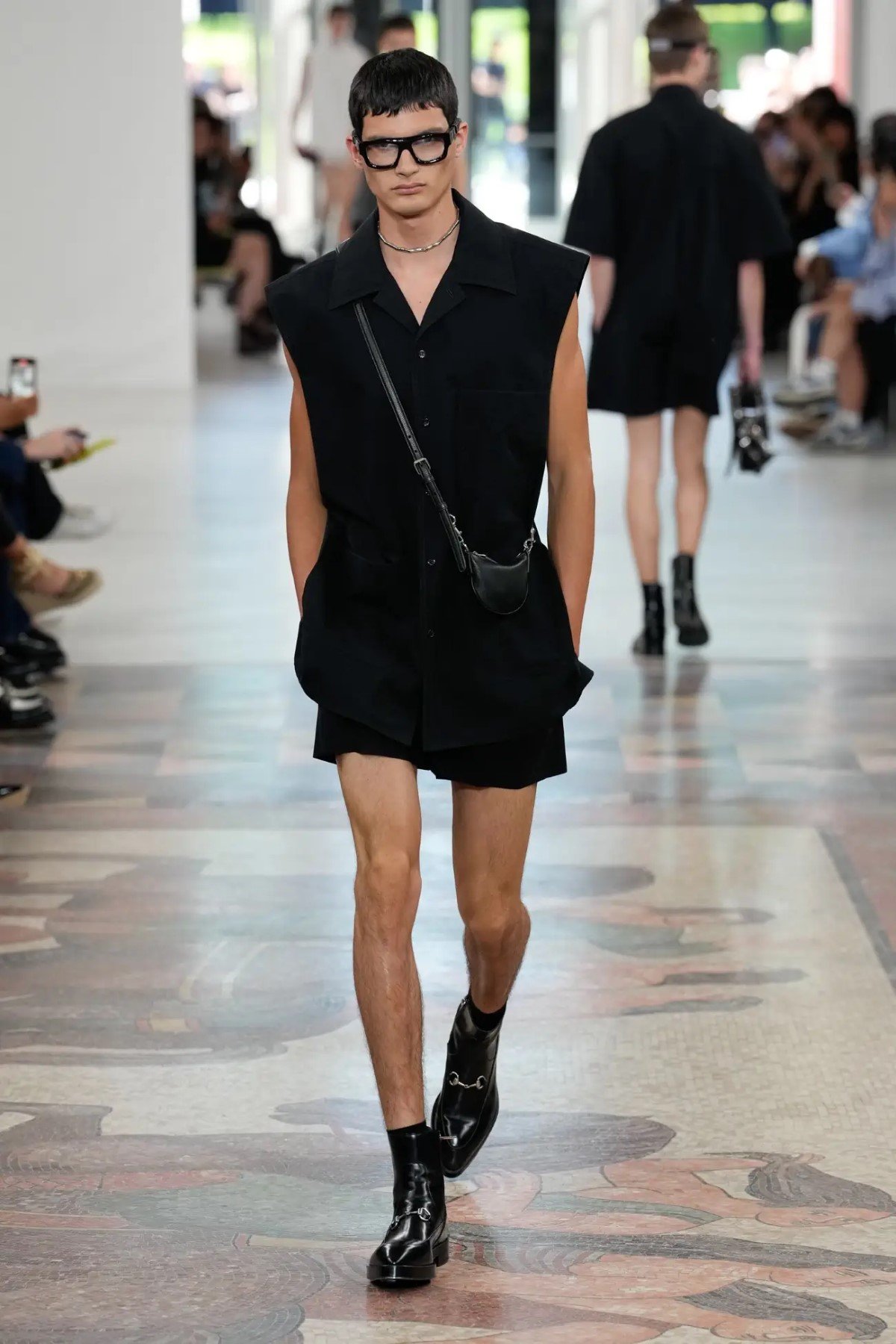 GUCCI surfe sur les vagues avec sa collection homme Printemps 2025 inspirée du surf