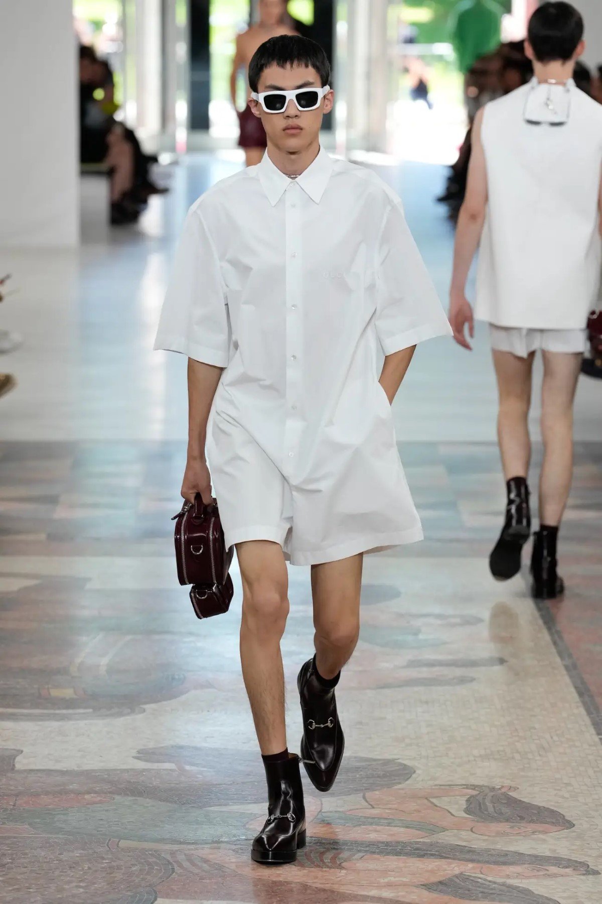 GUCCI surfe sur les vagues avec sa collection homme Printemps 2025 inspirée du surf