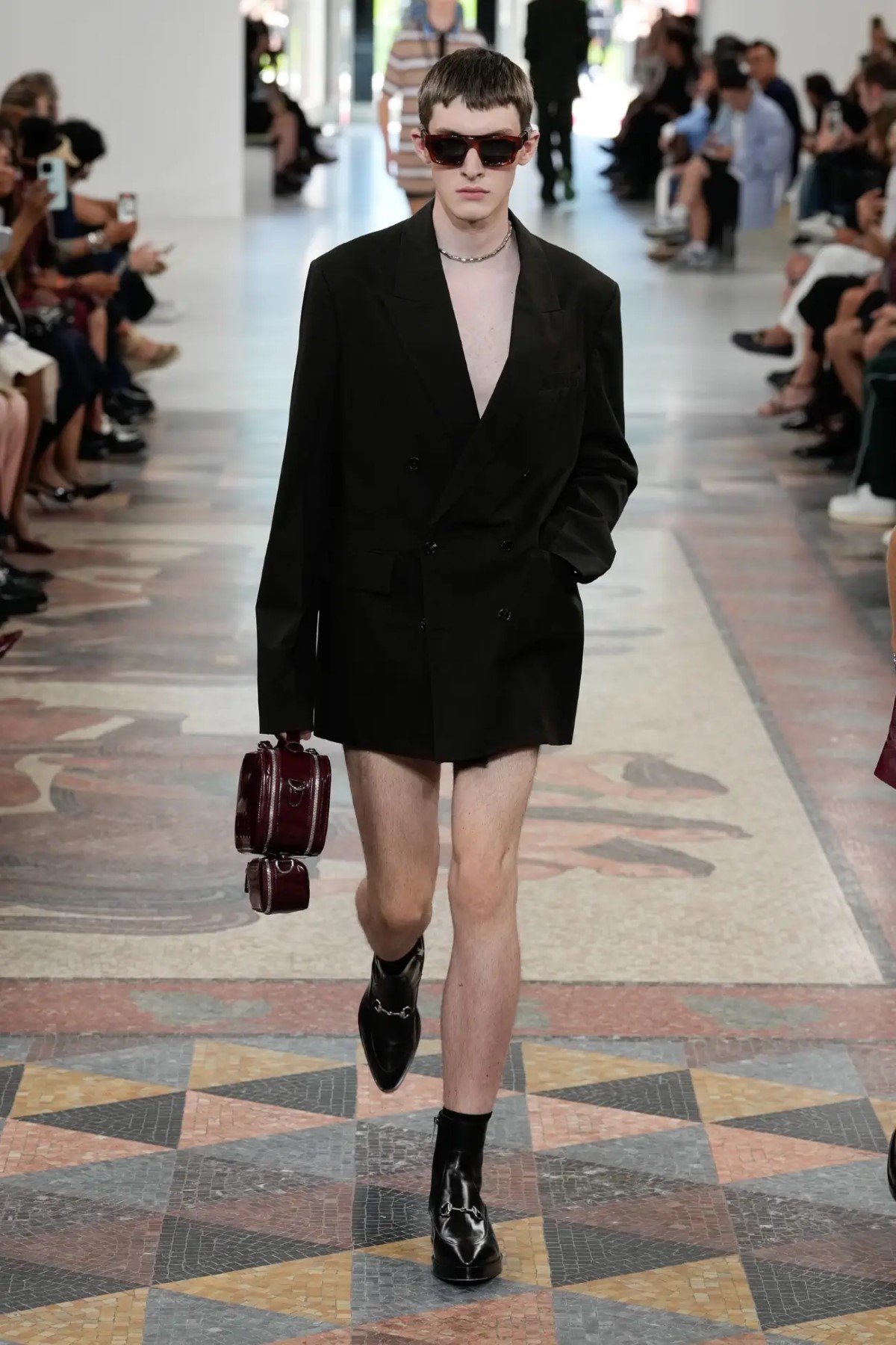 GUCCI surfe sur les vagues avec sa collection homme Printemps 2025 inspirée du surf