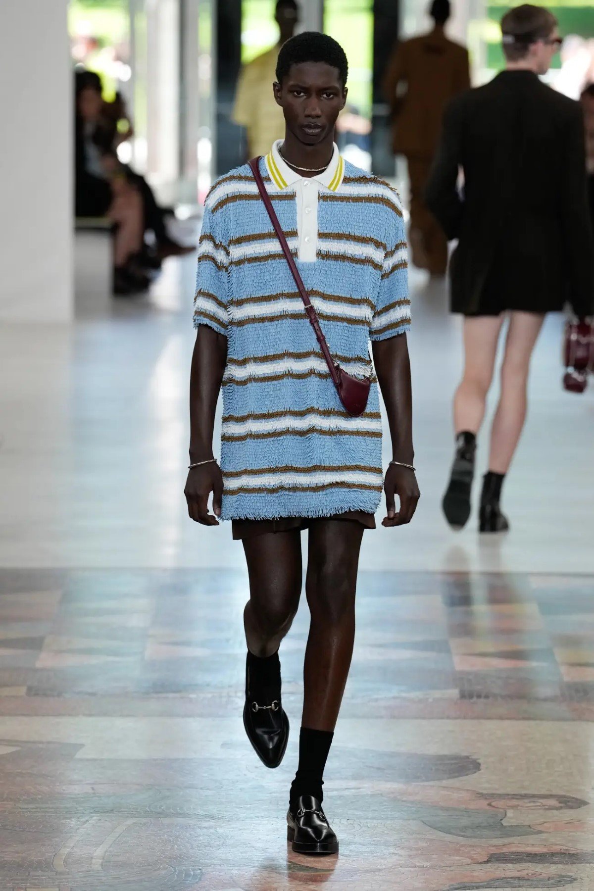 GUCCI surfe sur les vagues avec sa collection homme Printemps 2025 inspirée du surf