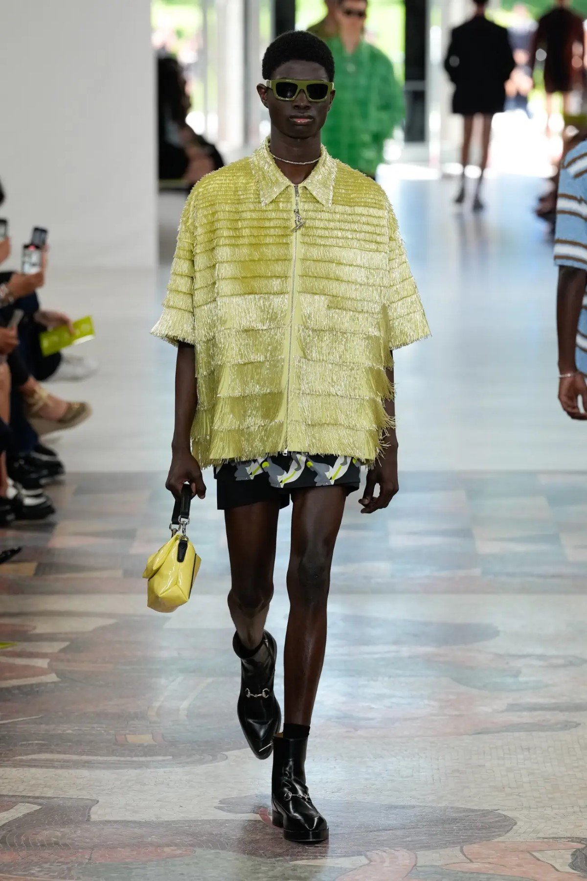 GUCCI surfe sur les vagues avec sa collection homme Printemps 2025 inspirée du surf