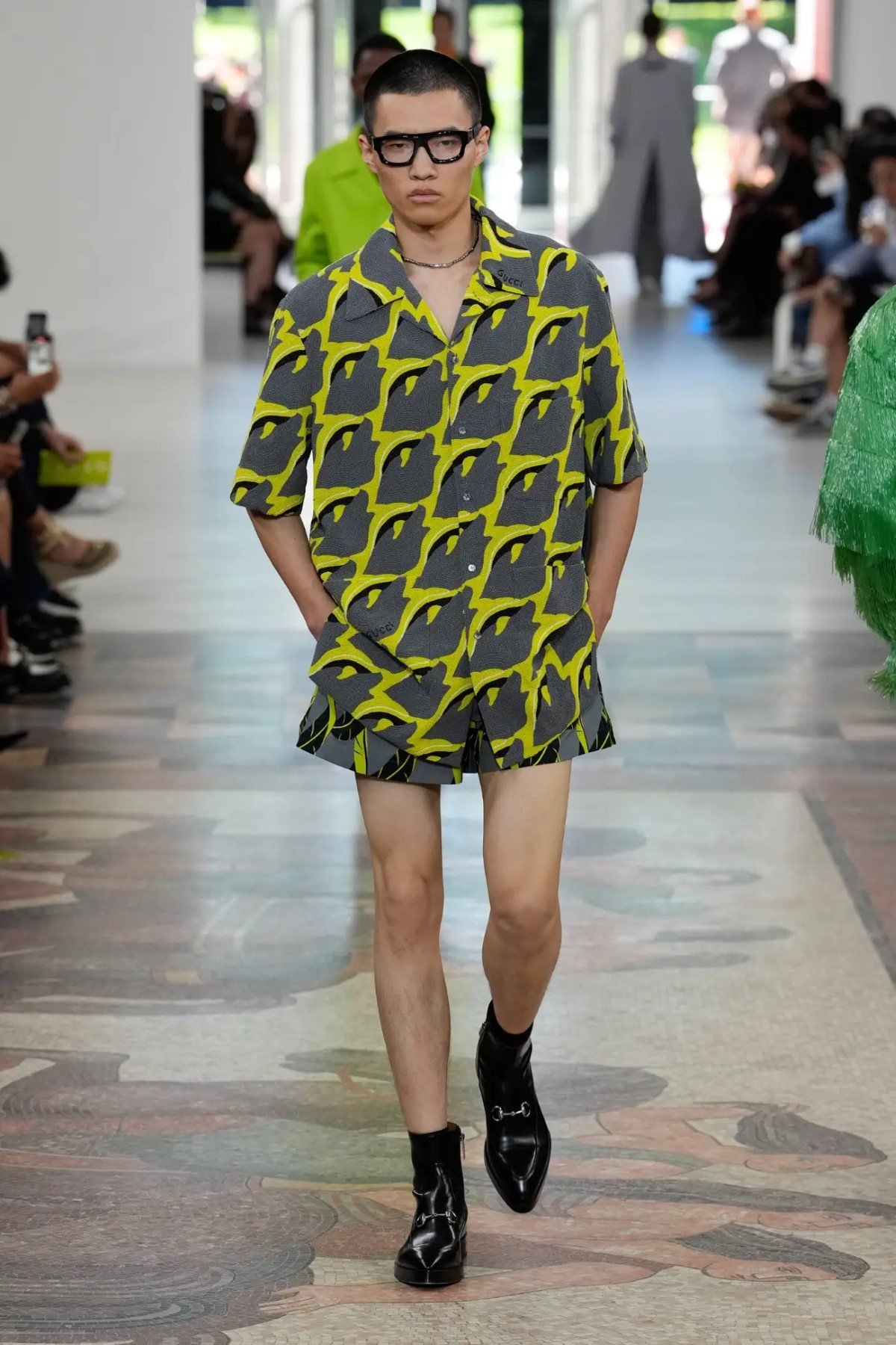 GUCCI surfe sur les vagues avec sa collection homme Printemps 2025 inspirée du surf