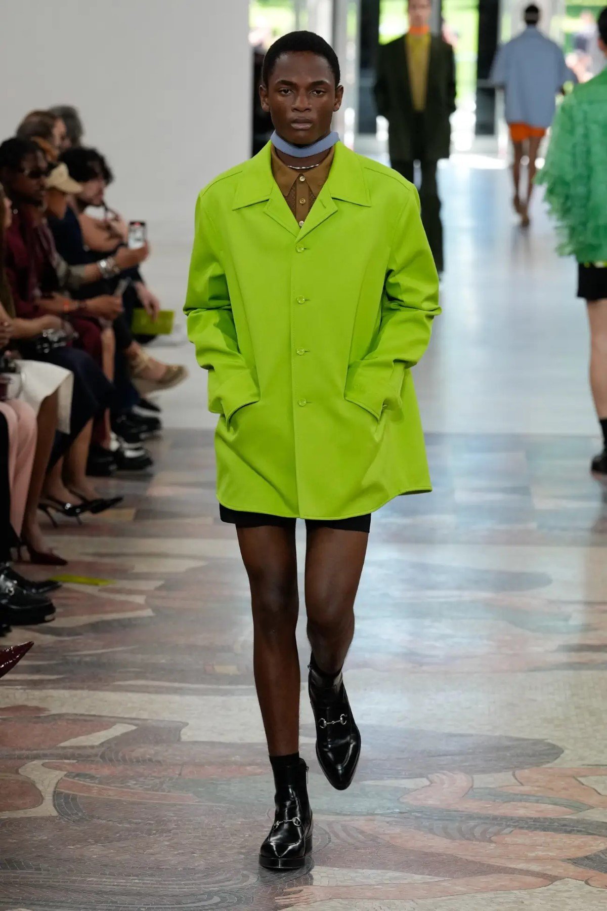 GUCCI surfe sur les vagues avec sa collection homme Printemps 2025 inspirée du surf