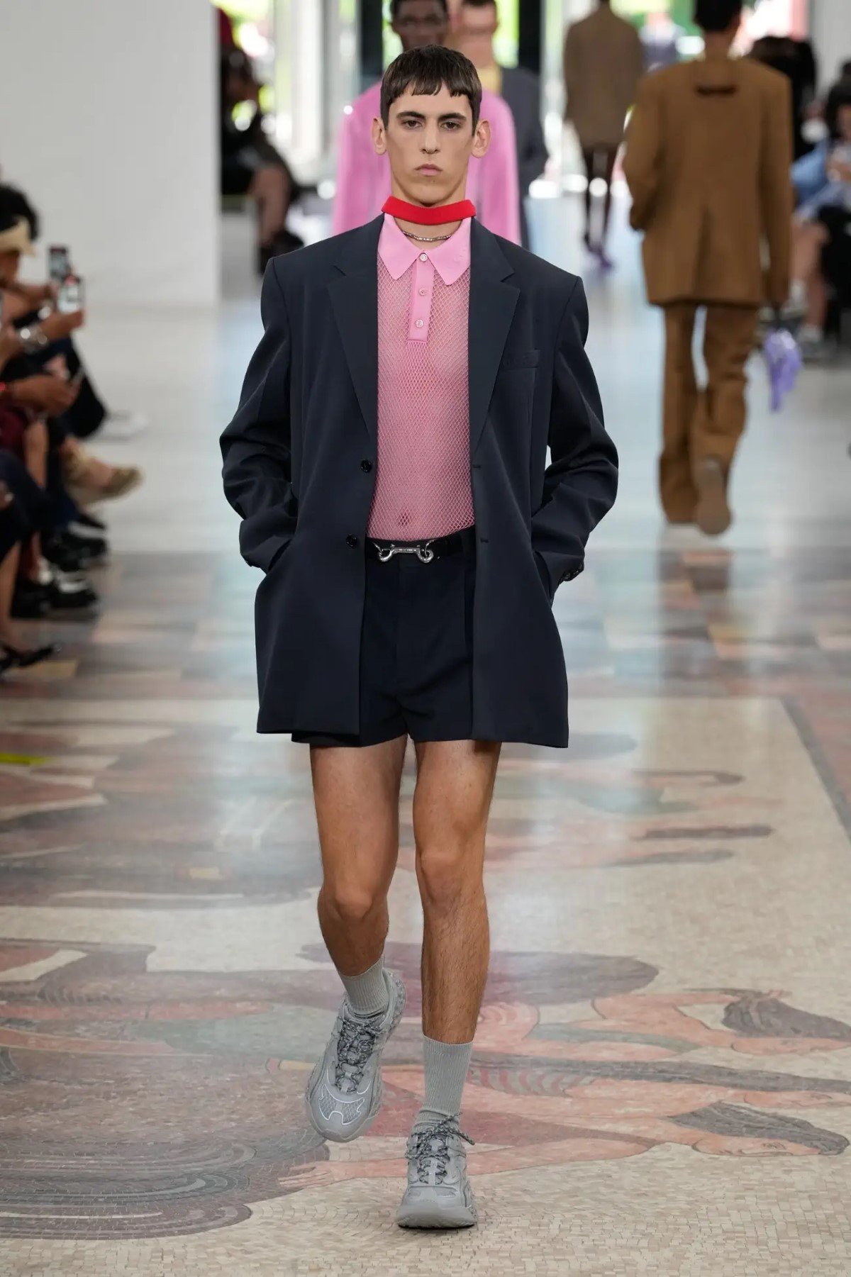 GUCCI surfe sur les vagues avec sa collection homme Printemps 2025 inspirée du surf