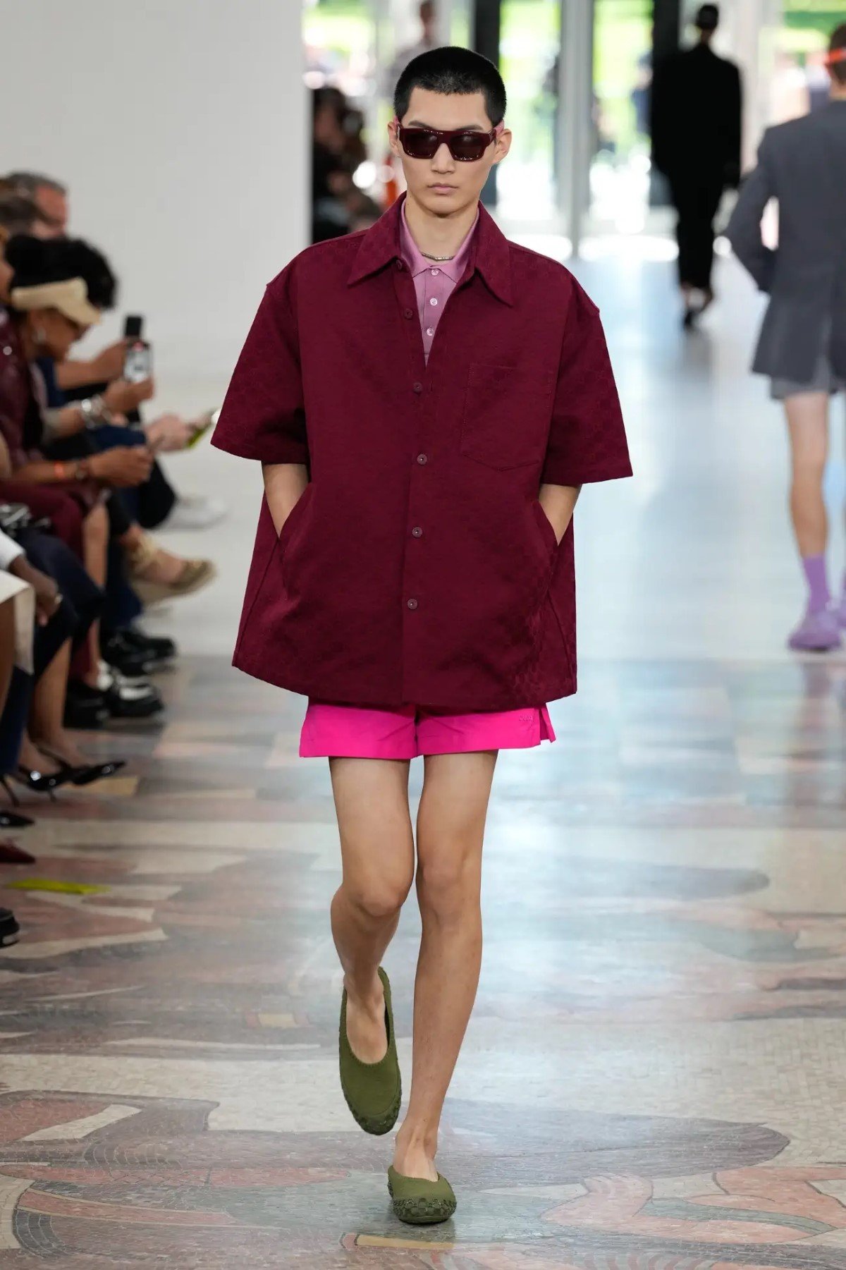 GUCCI surfe sur les vagues avec sa collection homme Printemps 2025 inspirée du surf