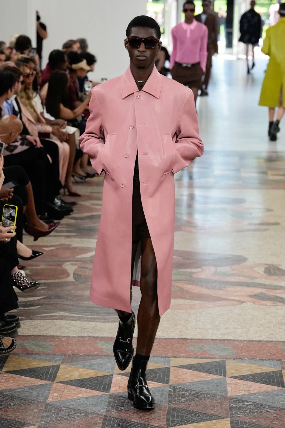 GUCCI surfe sur les vagues avec sa collection homme Printemps 2025 inspirée du surf