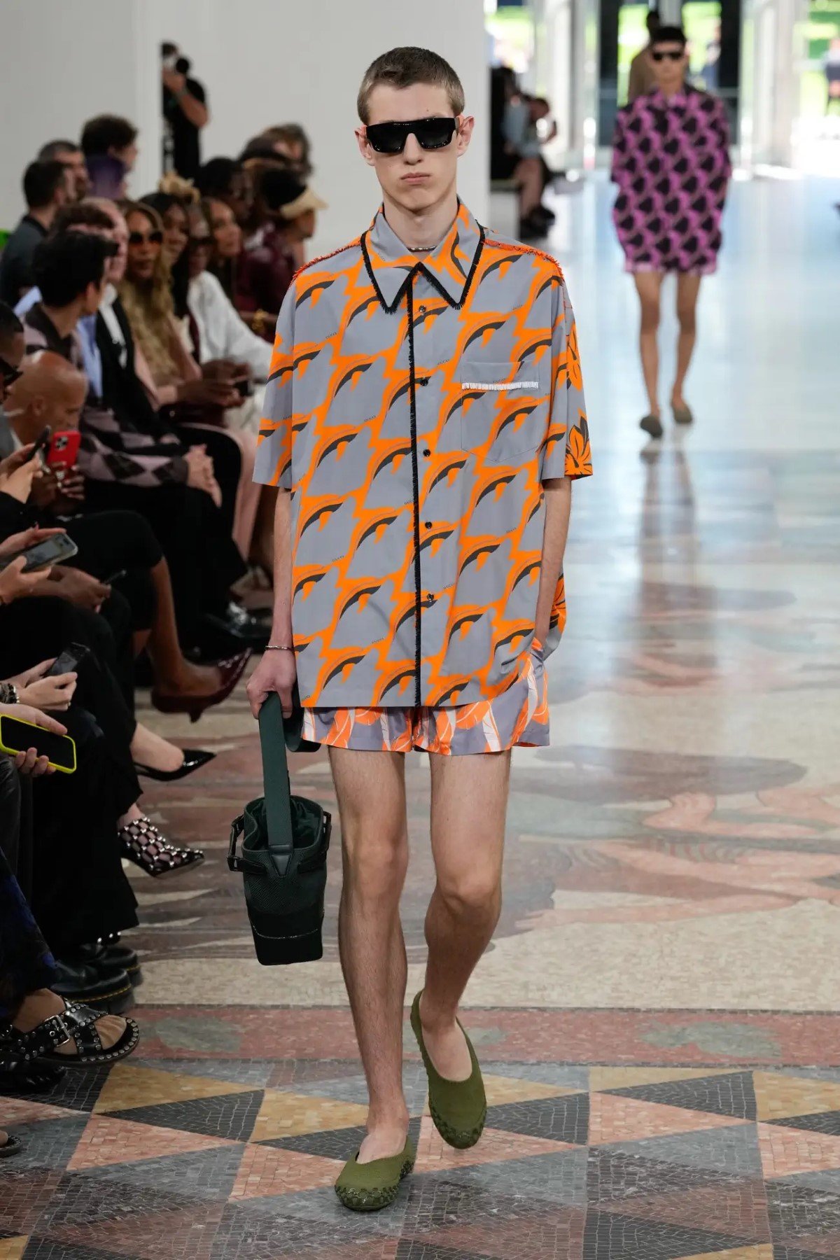 GUCCI surfe sur les vagues avec sa collection homme Printemps 2025 inspirée du surf