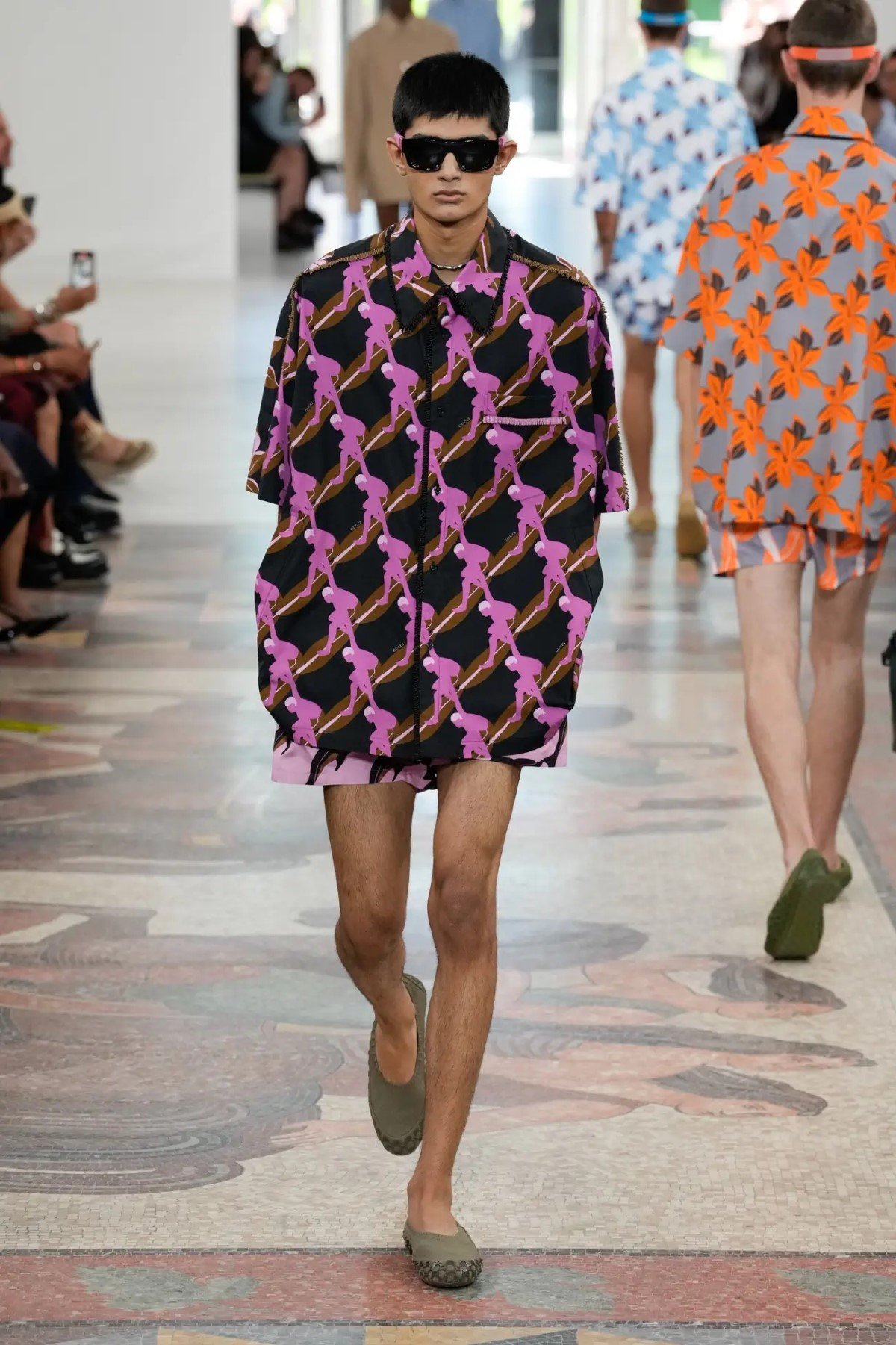 GUCCI surfe sur les vagues avec sa collection homme Printemps 2025 inspirée du surf