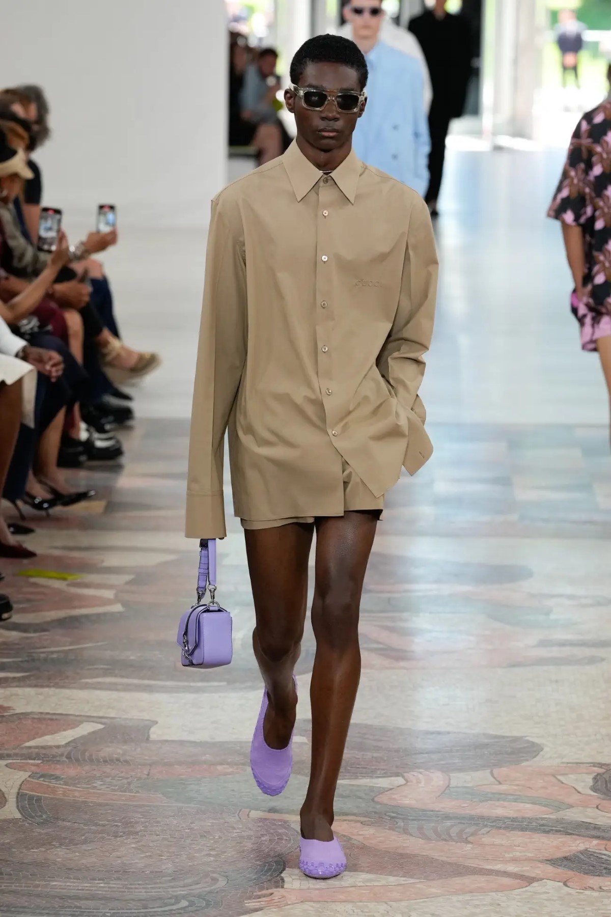 GUCCI surfe sur les vagues avec sa collection homme Printemps 2025 inspirée du surf